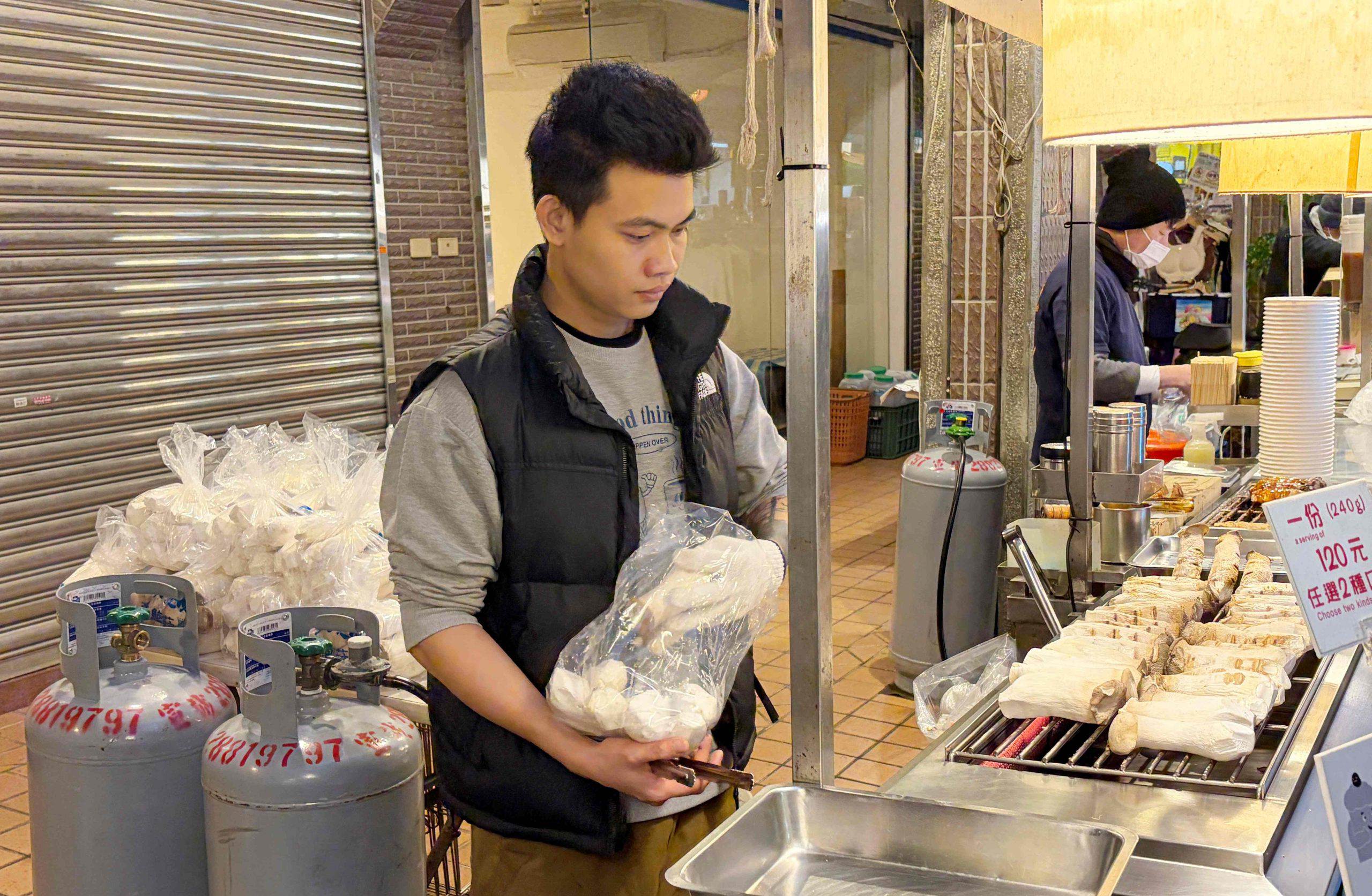 【士林美食】燒烤杏鮑菇，現烤多汁口感像吃肉一樣過癮，排隊美食推薦(菜單) @趙先生吃飯