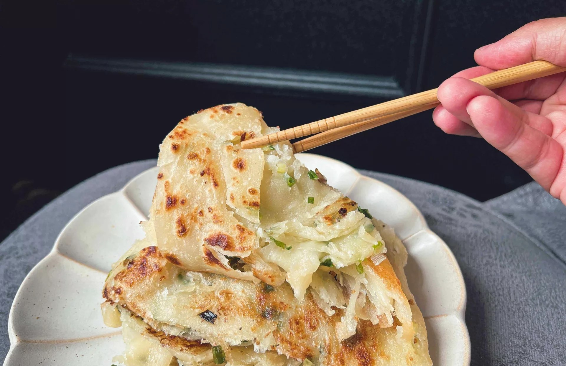 【天母美食】忠誠山東蔥油餅，此燈亮有餅傳奇老店，在地人從小吃到大推薦(菜單) @趙先生吃飯