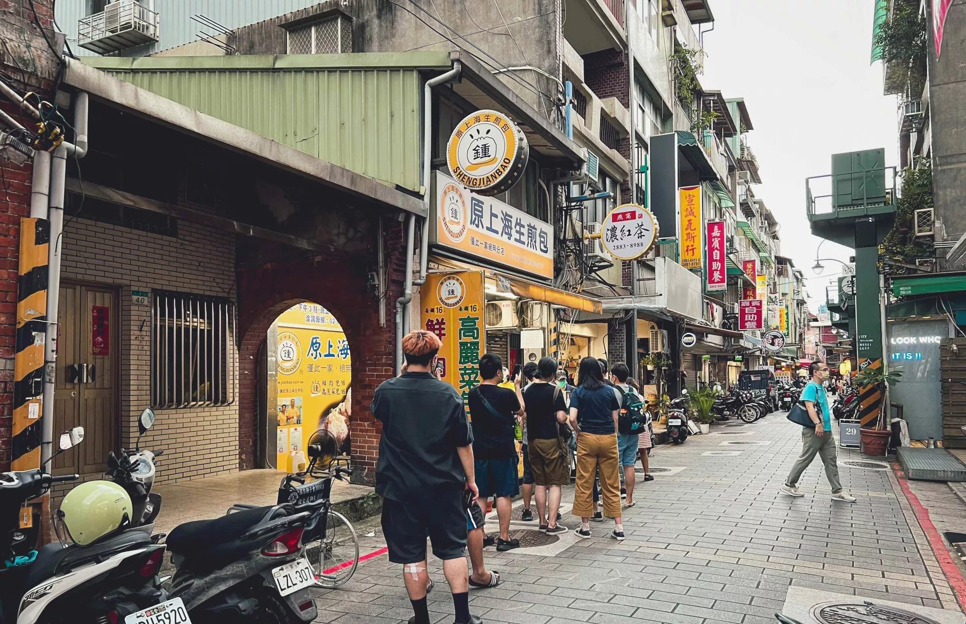 【士林夜市美食】鍾家原上海生煎包，米其林，現包現煎口感超無敵推薦(菜單) @趙先生吃飯
