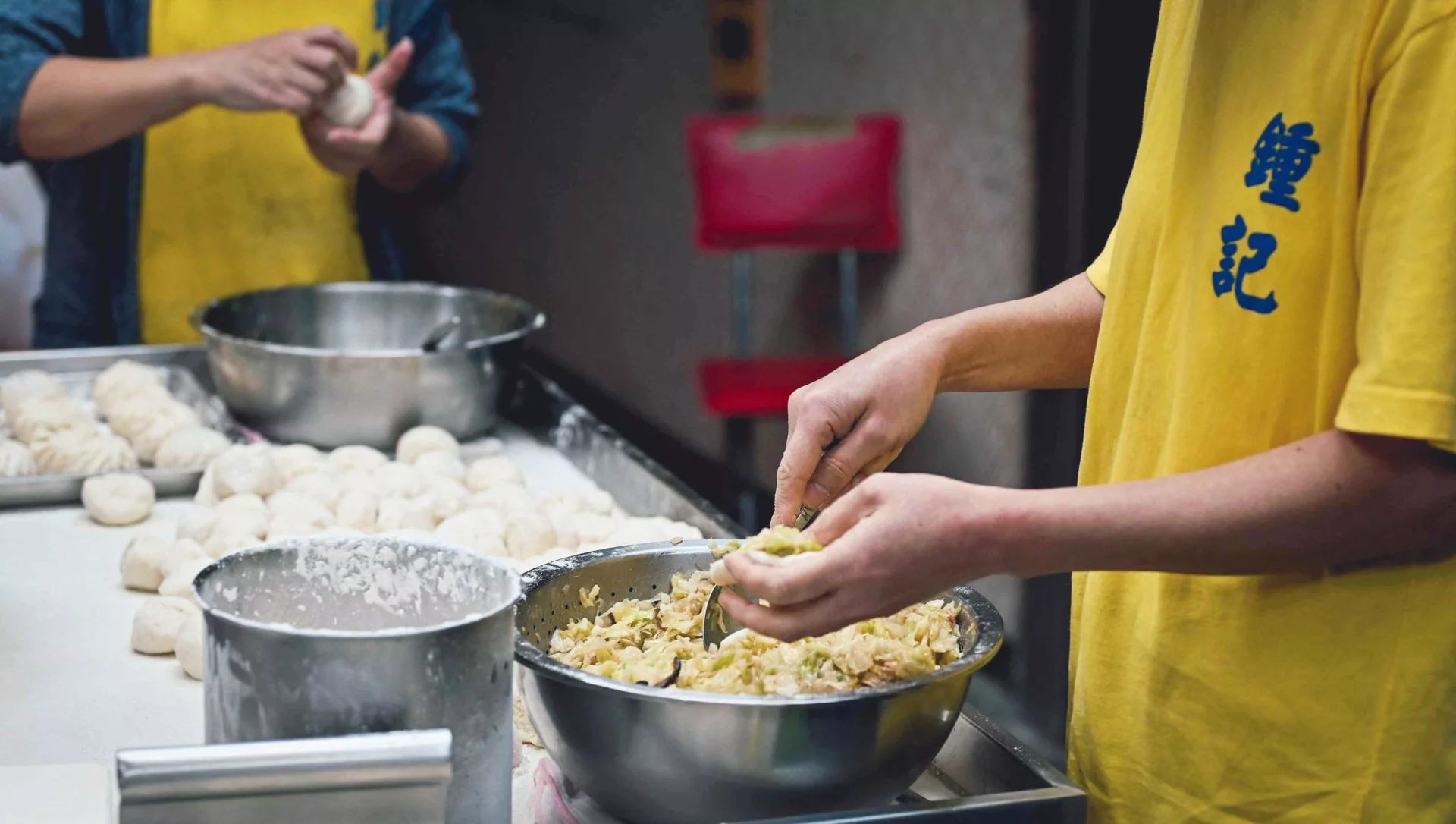 【士林夜市美食】鍾家原上海生煎包，米其林，現包現煎口感超無敵推薦(菜單) @趙先生吃飯