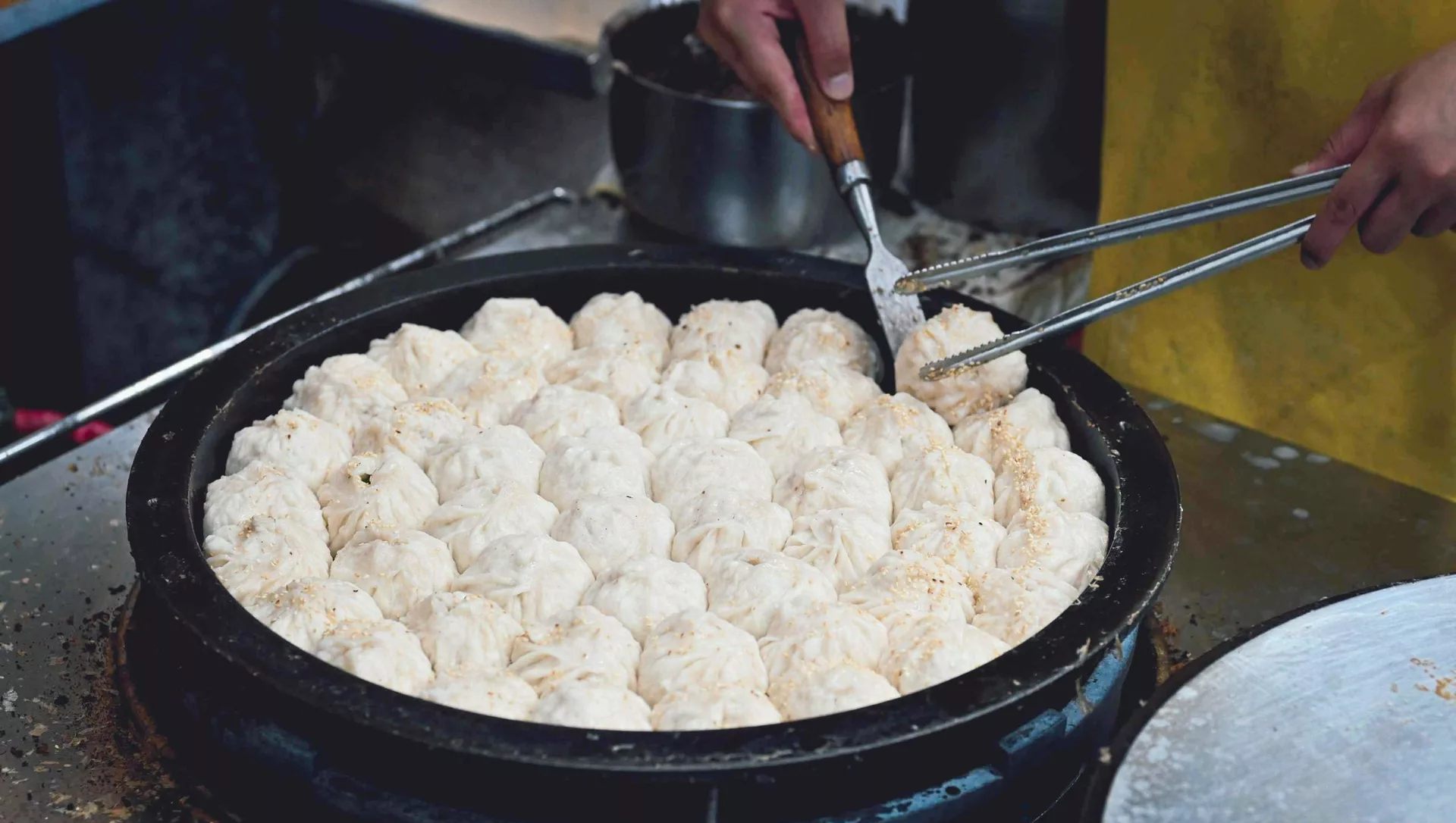 【士林夜市美食】鍾家原上海生煎包，米其林，現包現煎口感超無敵推薦(菜單) @趙先生吃飯