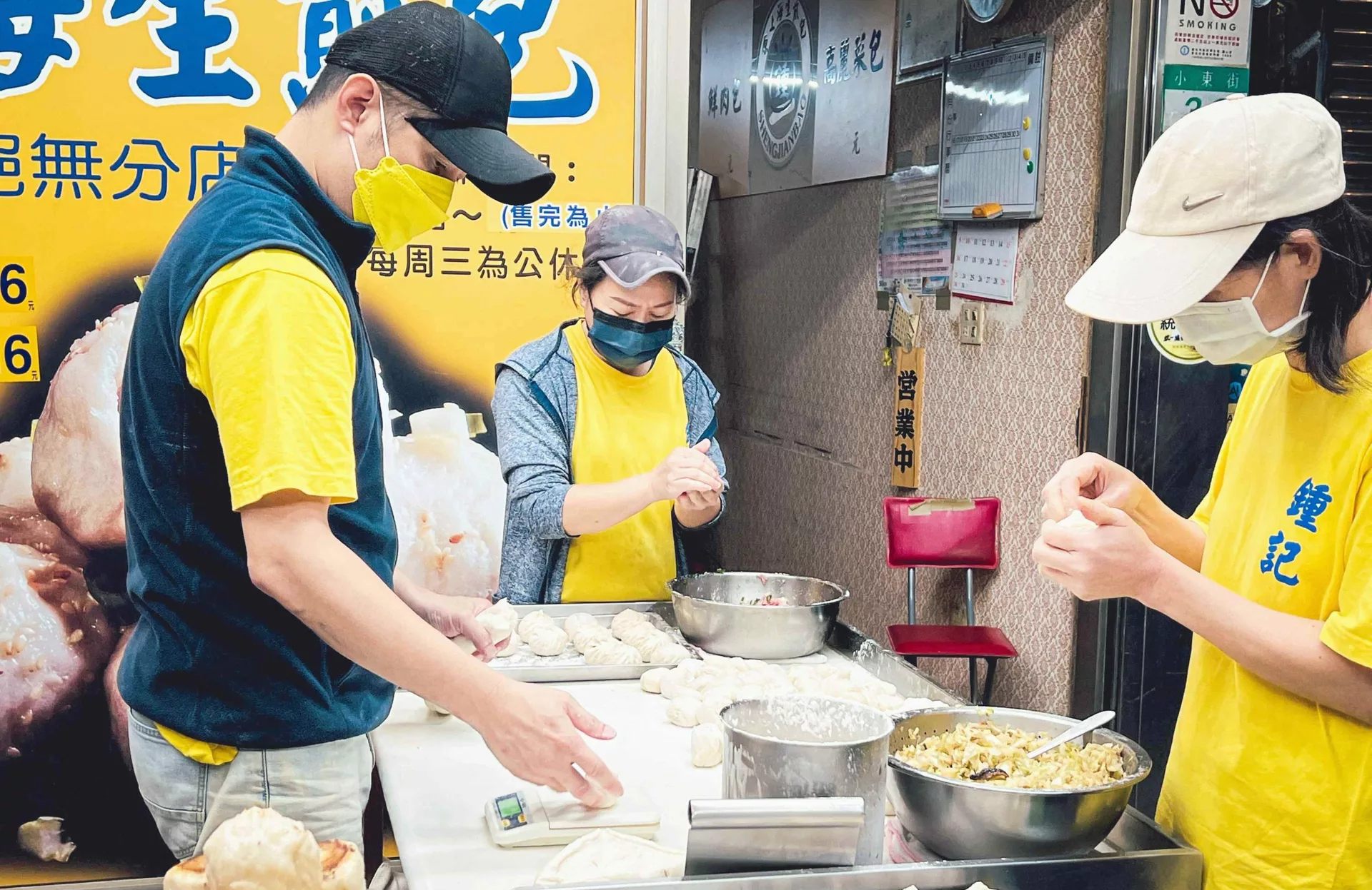 【士林夜市美食】鍾家原上海生煎包，米其林，現包現煎口感超無敵推薦(菜單) @趙先生吃飯