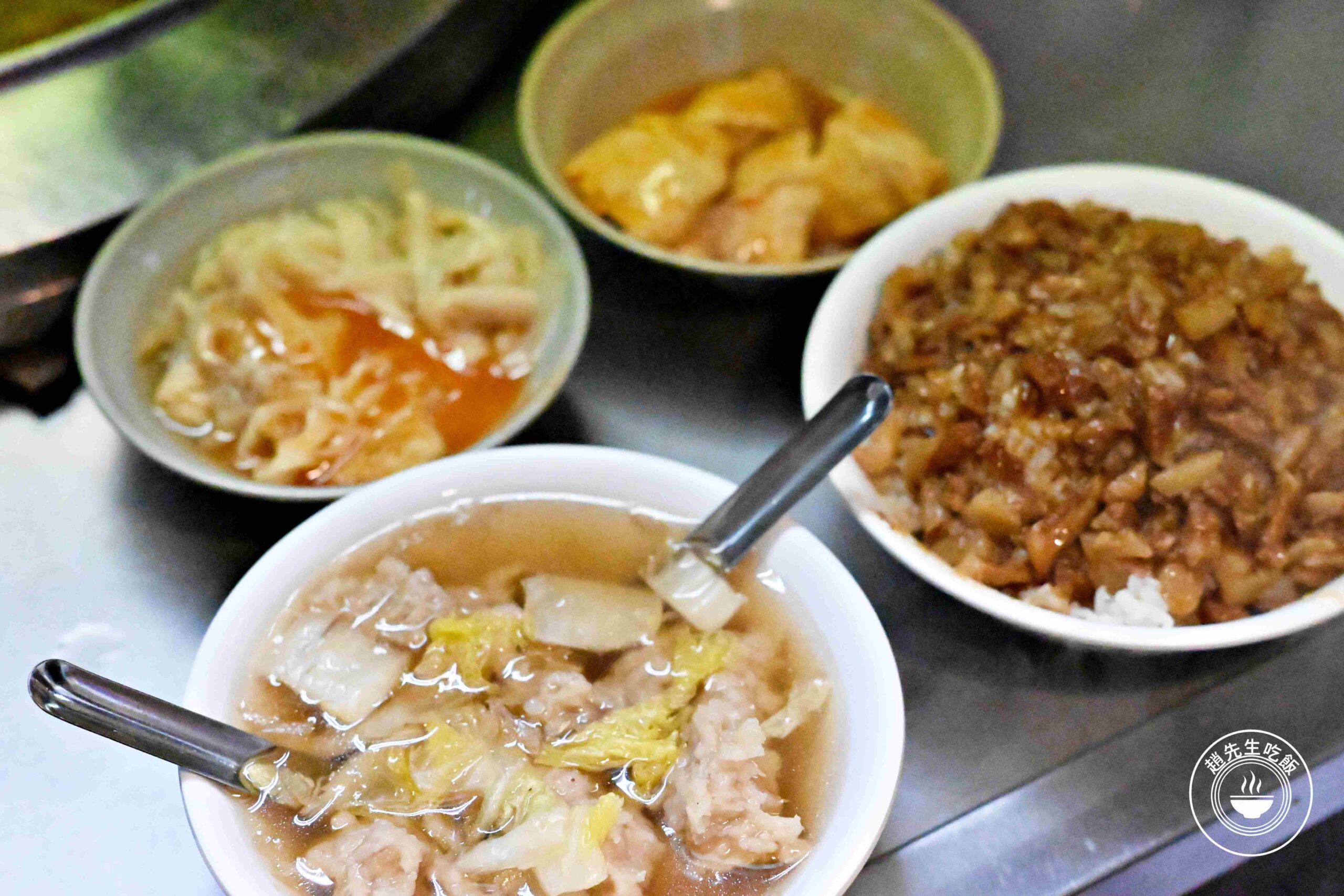 【基隆廟口美食】魯肉飯專家，滷肉飯$35元，狂加滷汁又好吃推薦(菜單) @趙先生吃飯