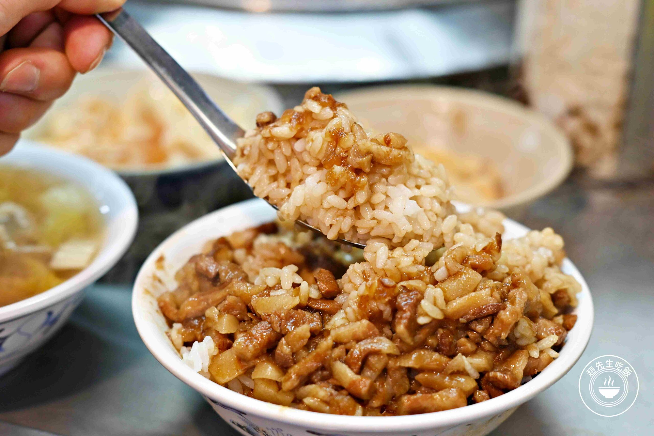 【基隆廟口美食】魯肉飯專家，滷肉飯$35元，狂加滷汁又好吃推薦(菜單) @趙先生吃飯