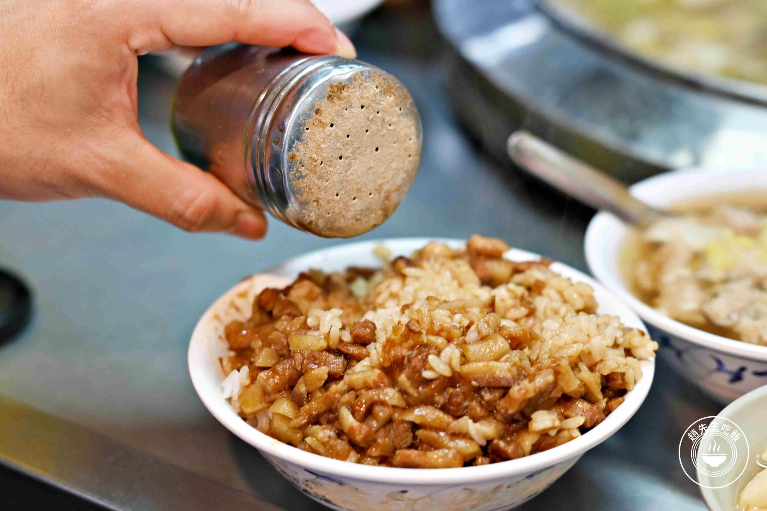 【基隆廟口美食】魯肉飯專家，滷肉飯$35元，狂加滷汁又好吃推薦(菜單) @趙先生吃飯