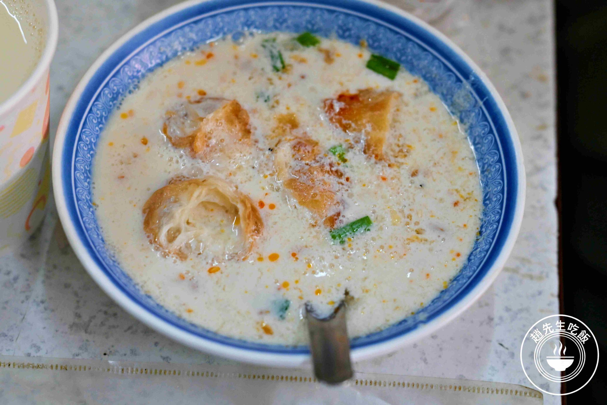 【龍山寺美食】原西園橋下燒餅油條，一套只要30元太佛心，現做酥脆口感推薦(菜單) @趙先生吃飯
