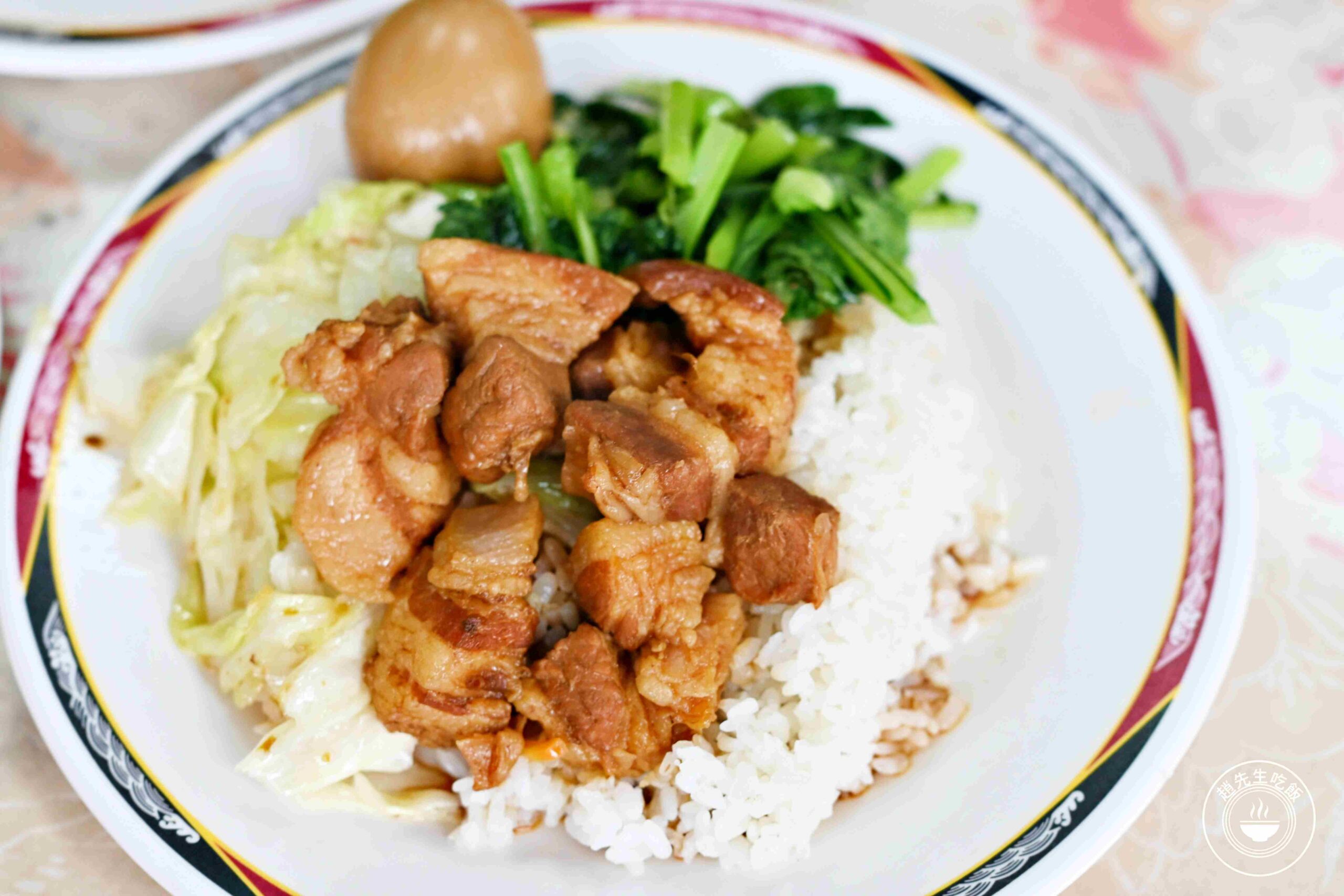 【蘆洲美食】梁記焢肉飯，雞腿、排骨百元，味增紫菜湯喝到飽便當店推薦(菜單) @趙先生吃飯