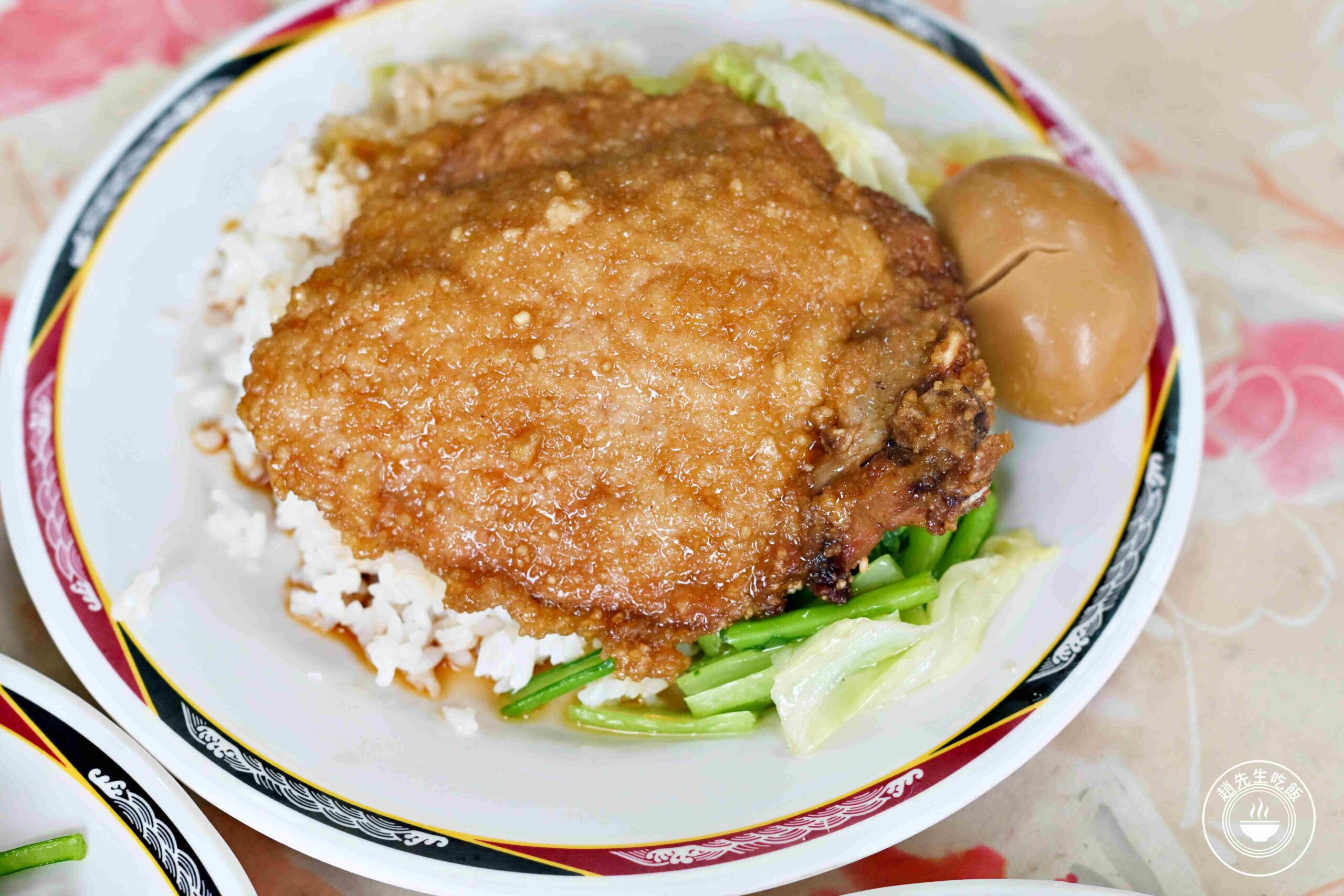 【蘆洲美食】梁記焢肉飯，雞腿、排骨百元，味增紫菜湯喝到飽便當店推薦(菜單) @趙先生吃飯