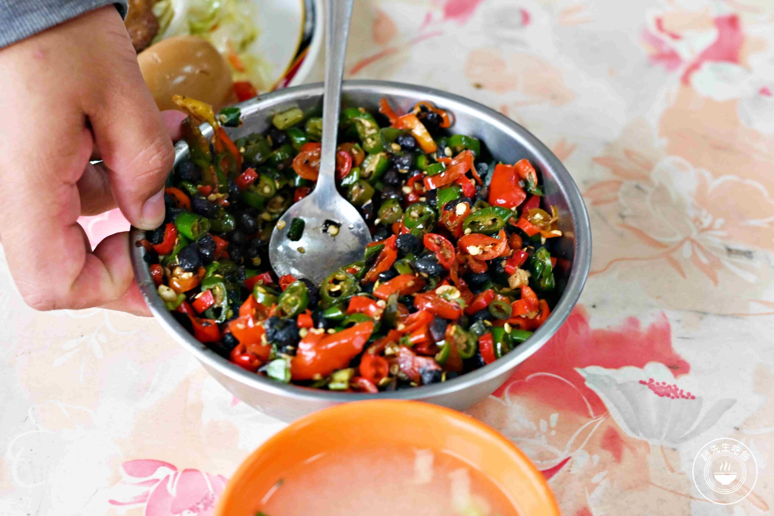 【蘆洲美食】梁記焢肉飯，雞腿、排骨百元，味增紫菜湯喝到飽便當店推薦(菜單) @趙先生吃飯