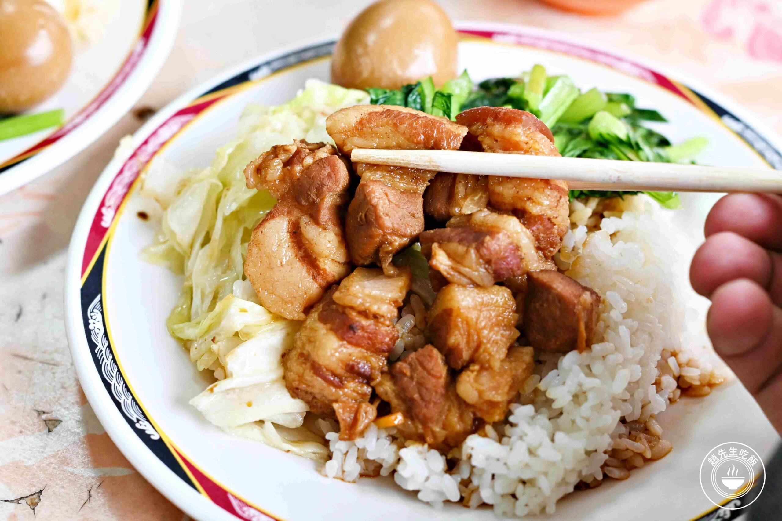 【蘆洲美食】梁記焢肉飯，雞腿、排骨百元，味增紫菜湯喝到飽便當店推薦(菜單) @趙先生吃飯