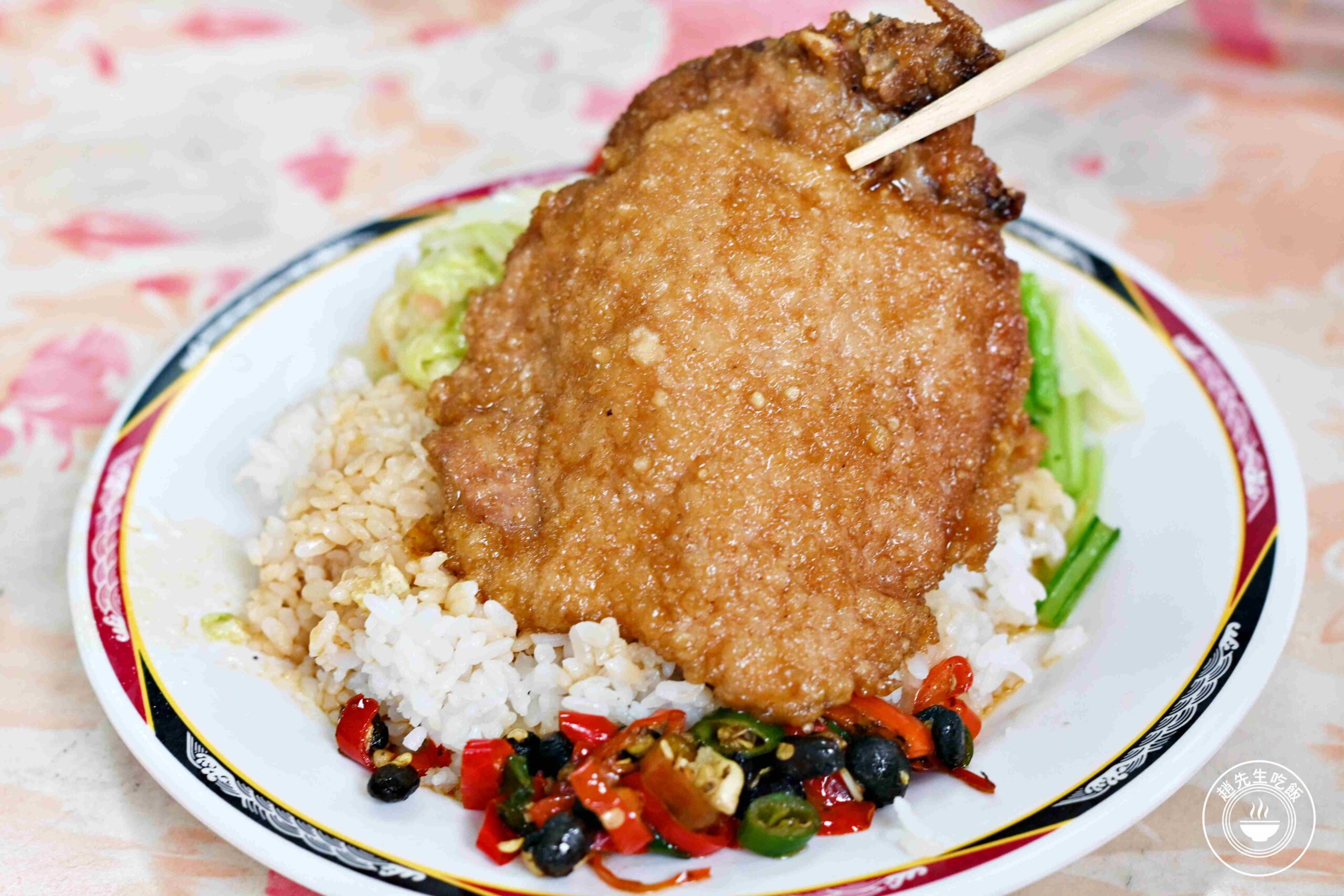 【蘆洲美食】梁記焢肉飯，雞腿、排骨百元，味增紫菜湯喝到飽便當店推薦(菜單) @趙先生吃飯
