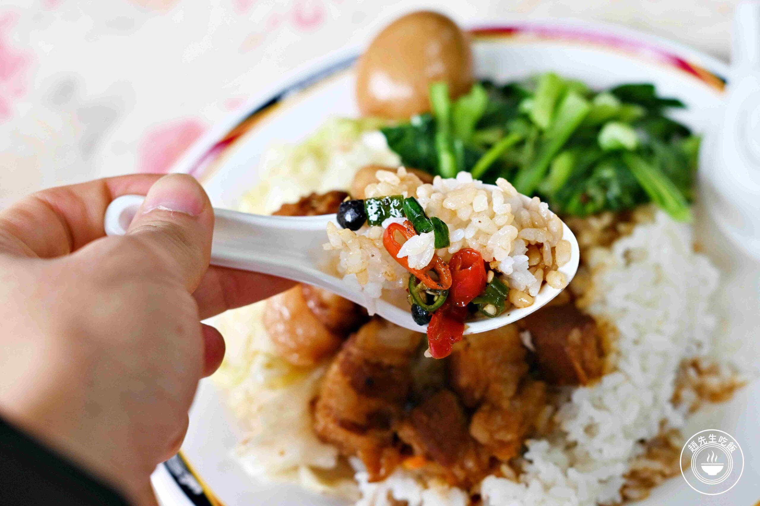【蘆洲美食】梁記焢肉飯，雞腿、排骨百元，味增紫菜湯喝到飽便當店推薦(菜單) @趙先生吃飯