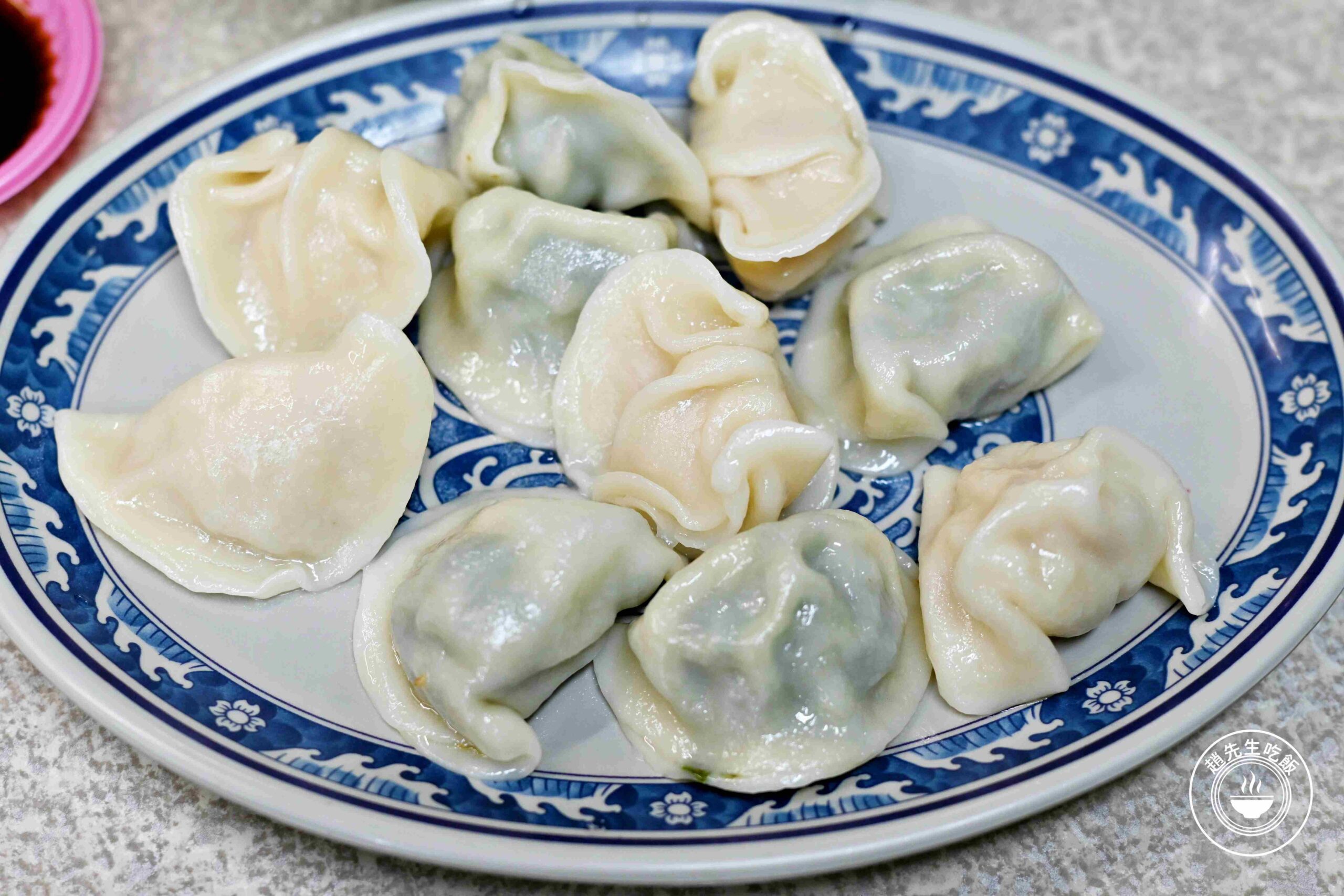 【新莊美食】黑豬肉水餃，一顆4元，內餡意外香甜好吃，酸辣湯也推薦推薦(菜單) @趙先生吃飯