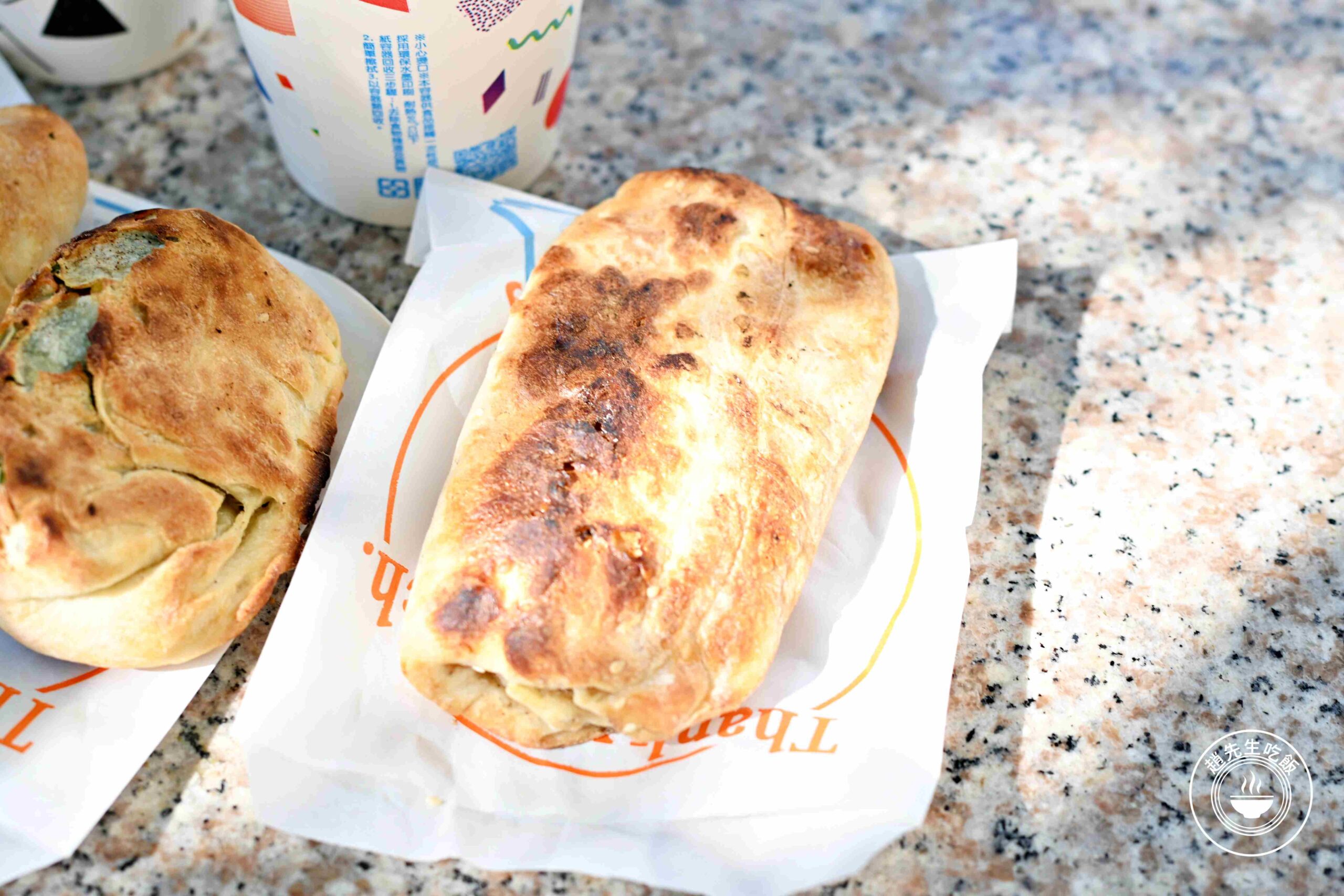 【東門美食】青島豆漿店，爐火炭烤早餐，肉餅、燒餅、韭菜盒噴汁真的厲害(菜單) @趙先生吃飯