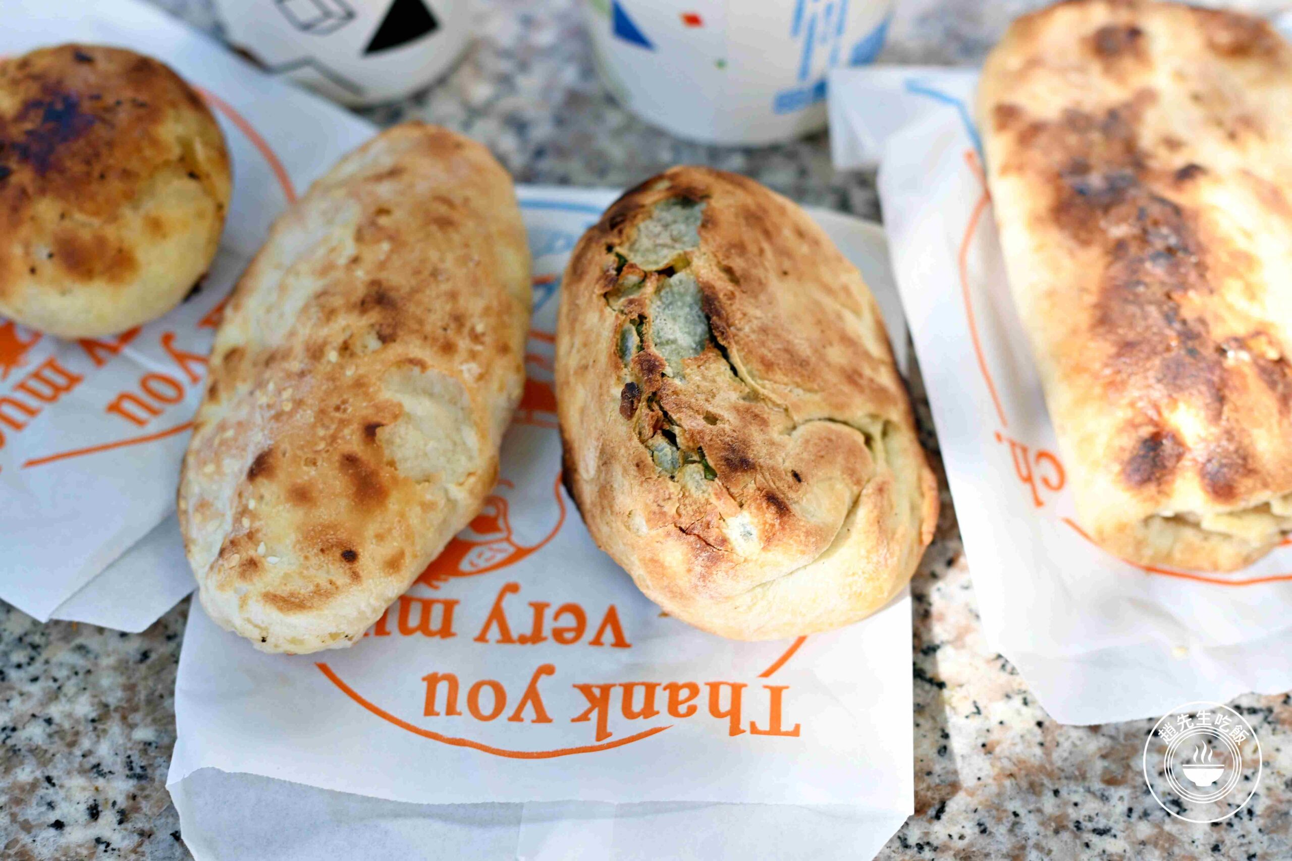 【東門美食】青島豆漿店，爐火炭烤早餐，肉餅、燒餅、韭菜盒噴汁真的厲害(菜單) @趙先生吃飯