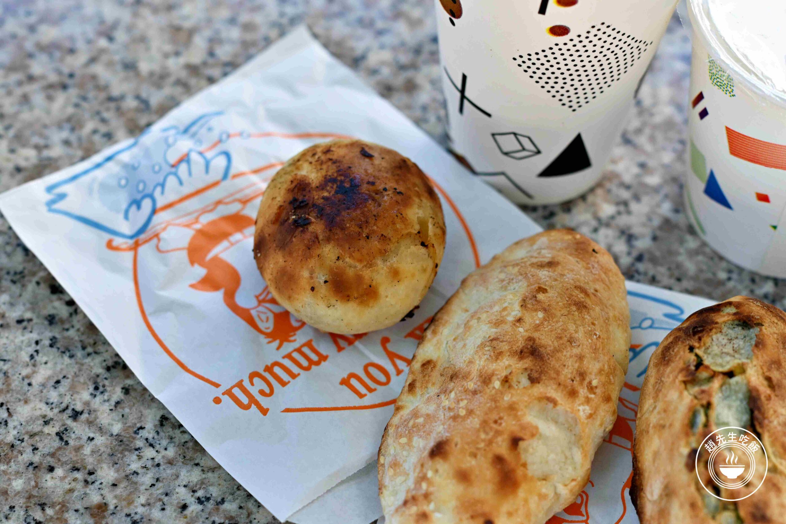 【東門美食】青島豆漿店，爐火炭烤早餐，肉餅、燒餅、韭菜盒噴汁真的厲害(菜單) @趙先生吃飯