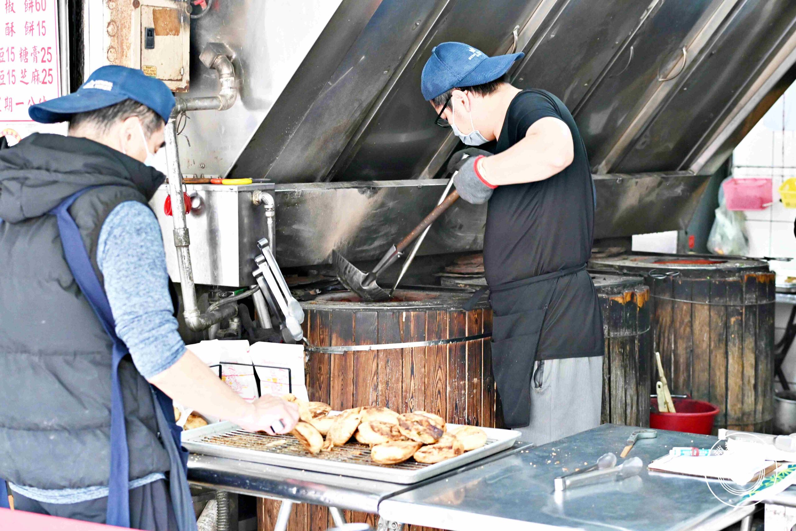 【南港美食】南港老張炭烤燒餅店，15元酥餅銅板價必吃，胡椒餅多肉又多汁推薦(菜單) @趙先生吃飯