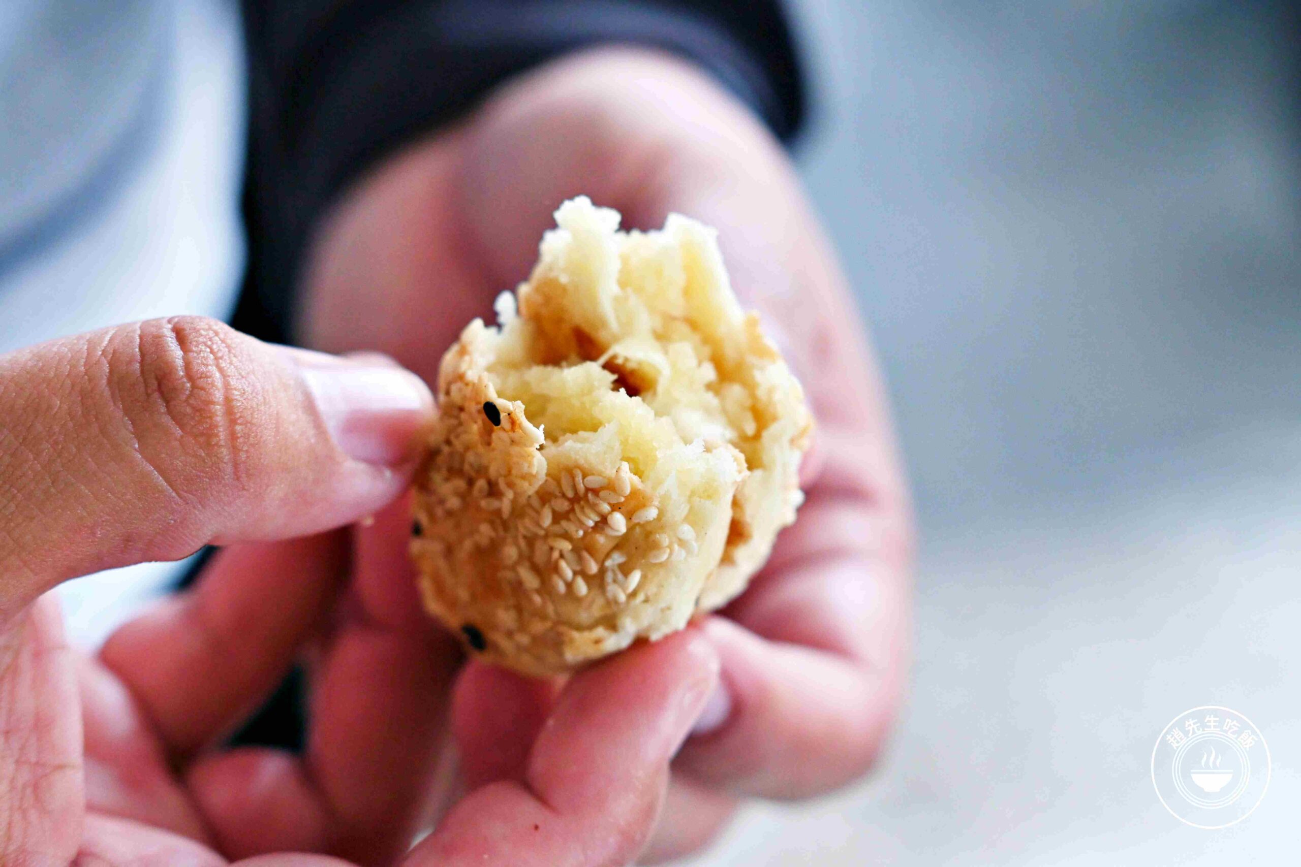 【南港美食】南港老張炭烤燒餅店，15元酥餅銅板價必吃，胡椒餅多肉又多汁推薦(菜單) @趙先生吃飯