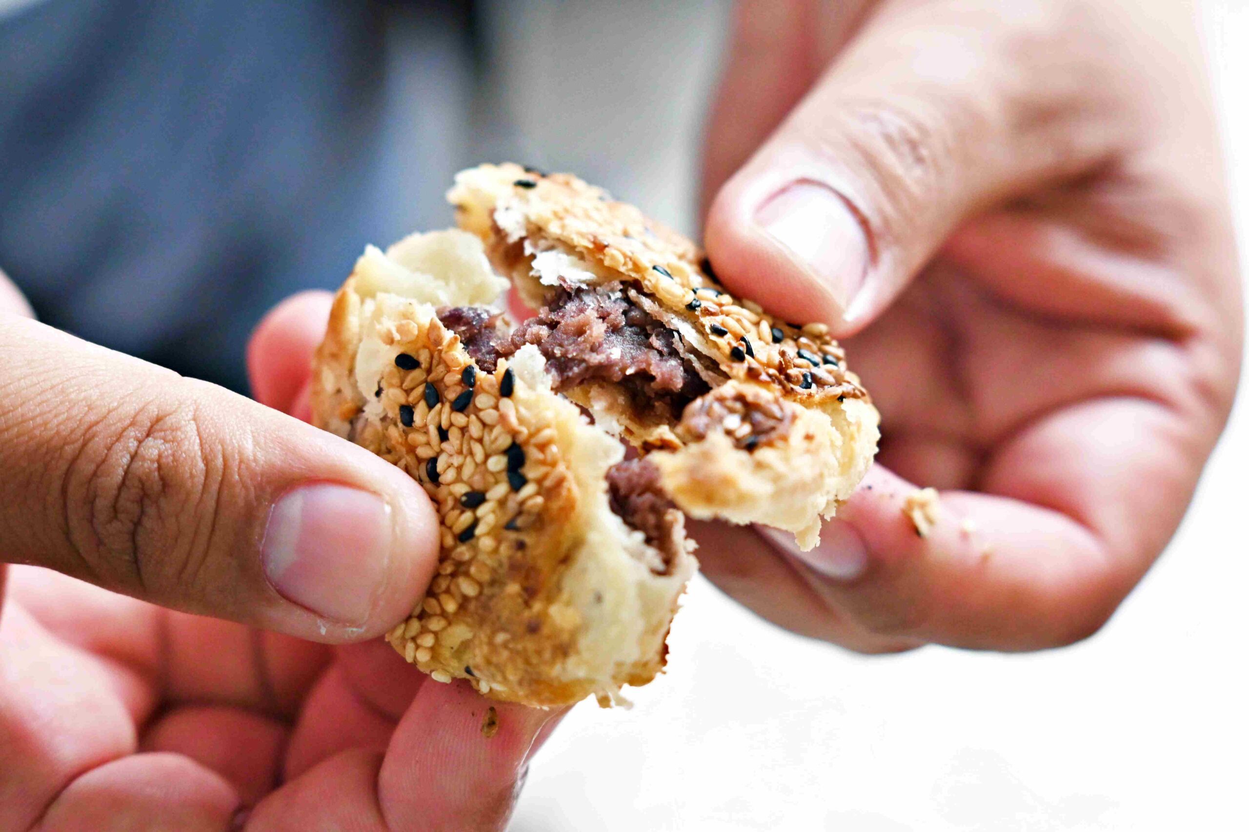 【南港美食】南港老張炭烤燒餅店，15元酥餅銅板價必吃，胡椒餅多肉又多汁推薦(菜單) @趙先生吃飯