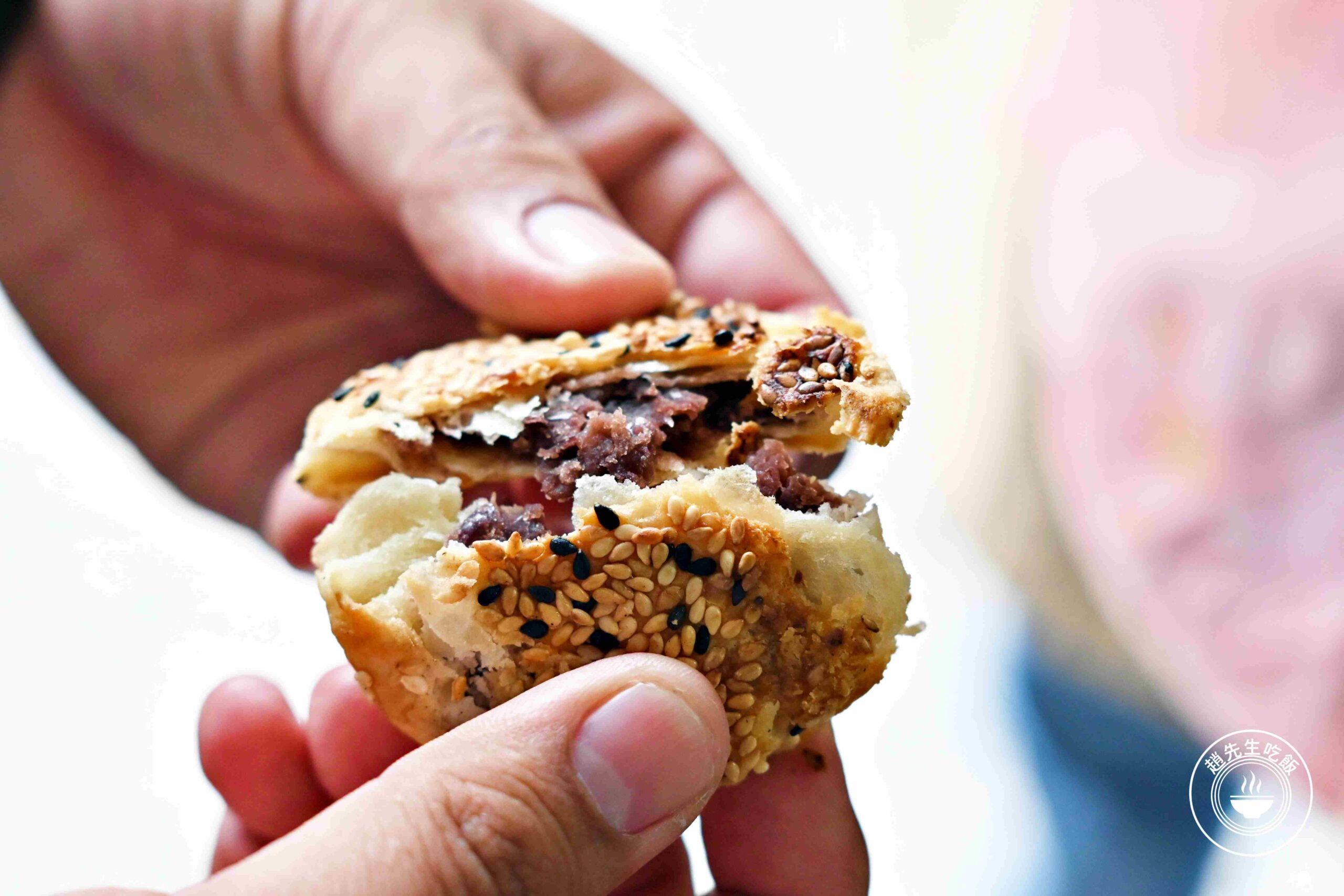 【南港美食】南港老張炭烤燒餅店，15元酥餅銅板價必吃，胡椒餅多肉又多汁推薦(菜單) @趙先生吃飯