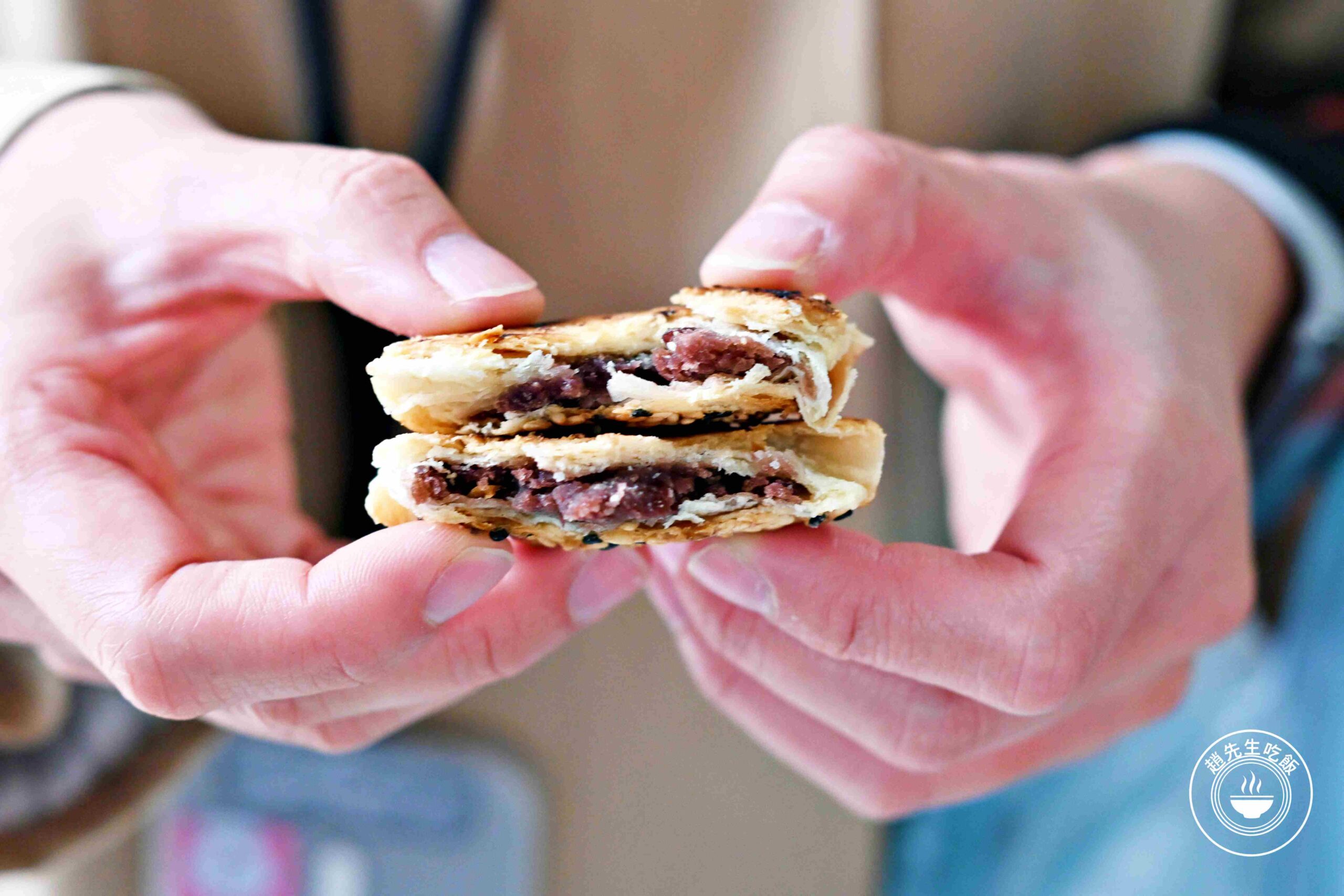 【南港美食】南港老張炭烤燒餅店，15元酥餅銅板價必吃，胡椒餅多肉又多汁推薦(菜單) @趙先生吃飯