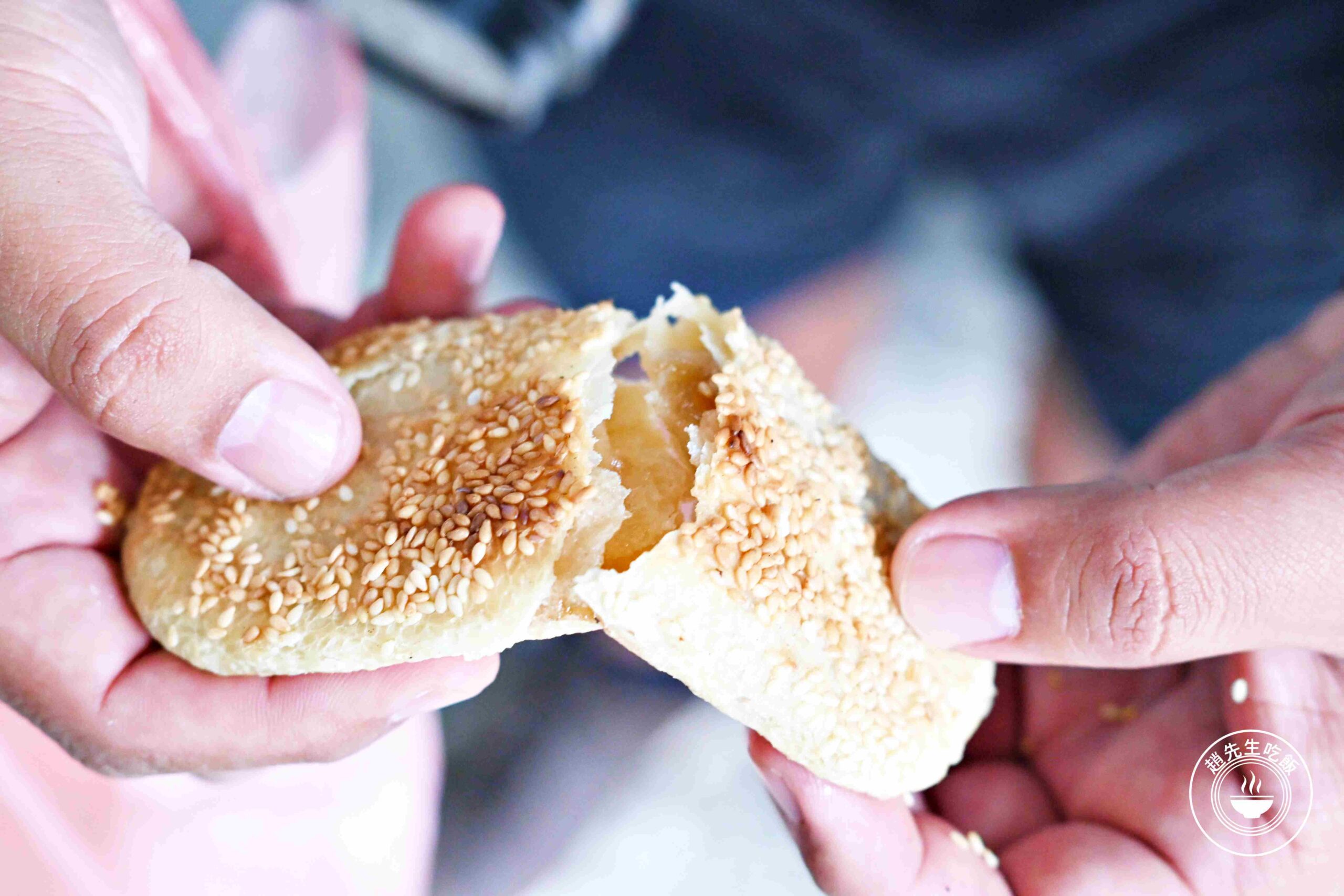 【南港美食】南港老張炭烤燒餅店，15元酥餅銅板價必吃，胡椒餅多肉又多汁推薦(菜單) @趙先生吃飯