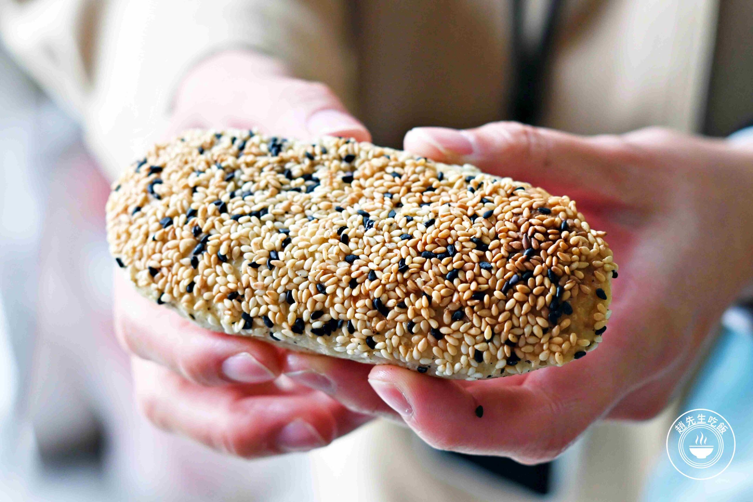 【南港美食】南港老張炭烤燒餅店，15元酥餅銅板價必吃，胡椒餅多肉又多汁推薦(菜單) @趙先生吃飯