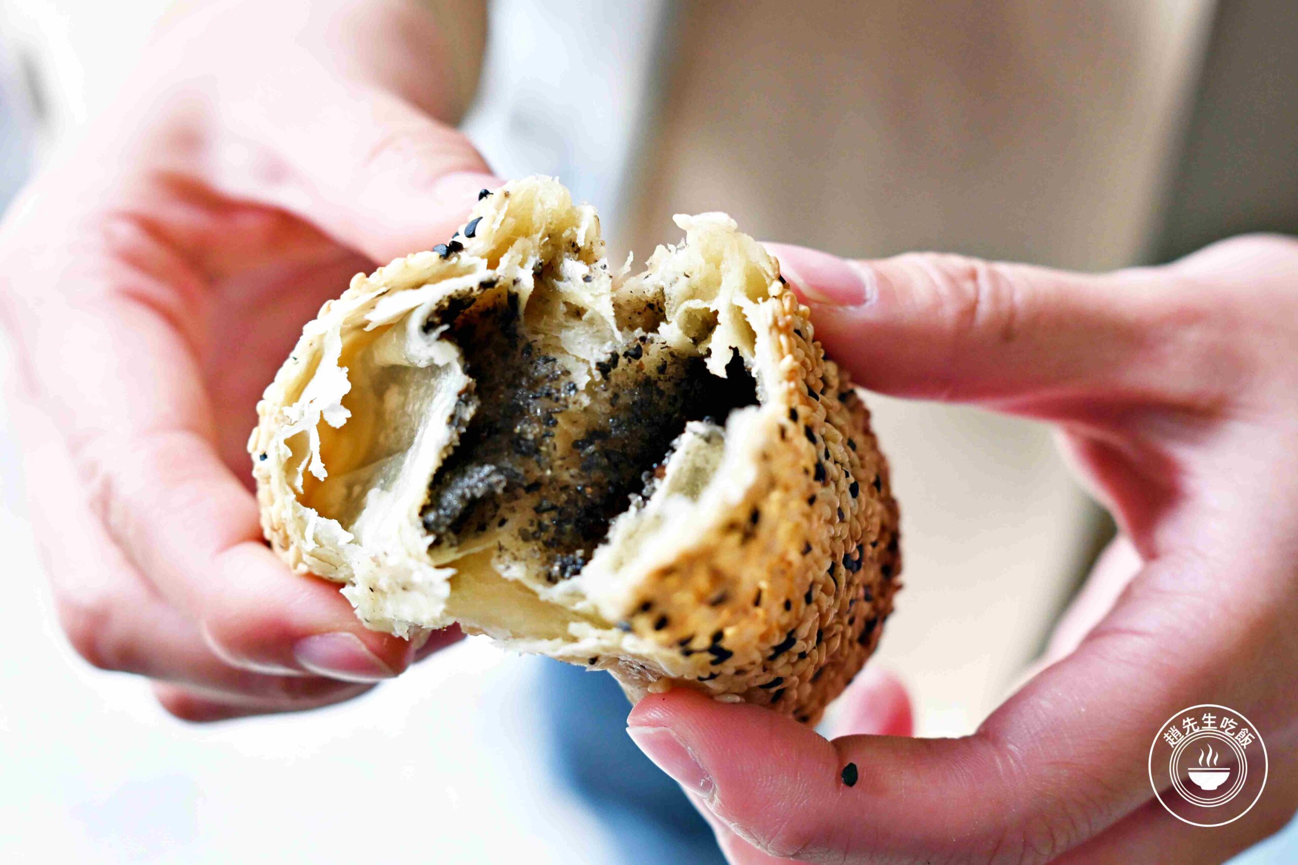 【南港美食】南港老張炭烤燒餅店，15元酥餅銅板價必吃，胡椒餅多肉又多汁推薦(菜單) @趙先生吃飯