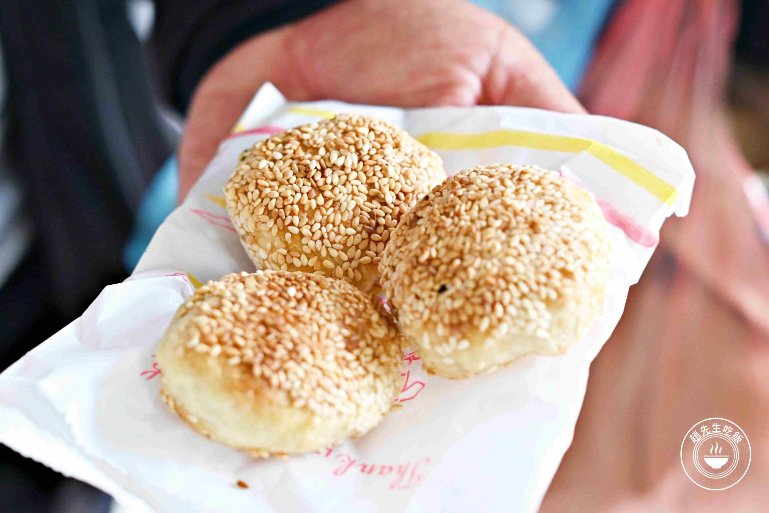 【南港美食】南港老張炭烤燒餅店，15元酥餅銅板價必吃，胡椒餅多肉又多汁推薦(菜單) @趙先生吃飯