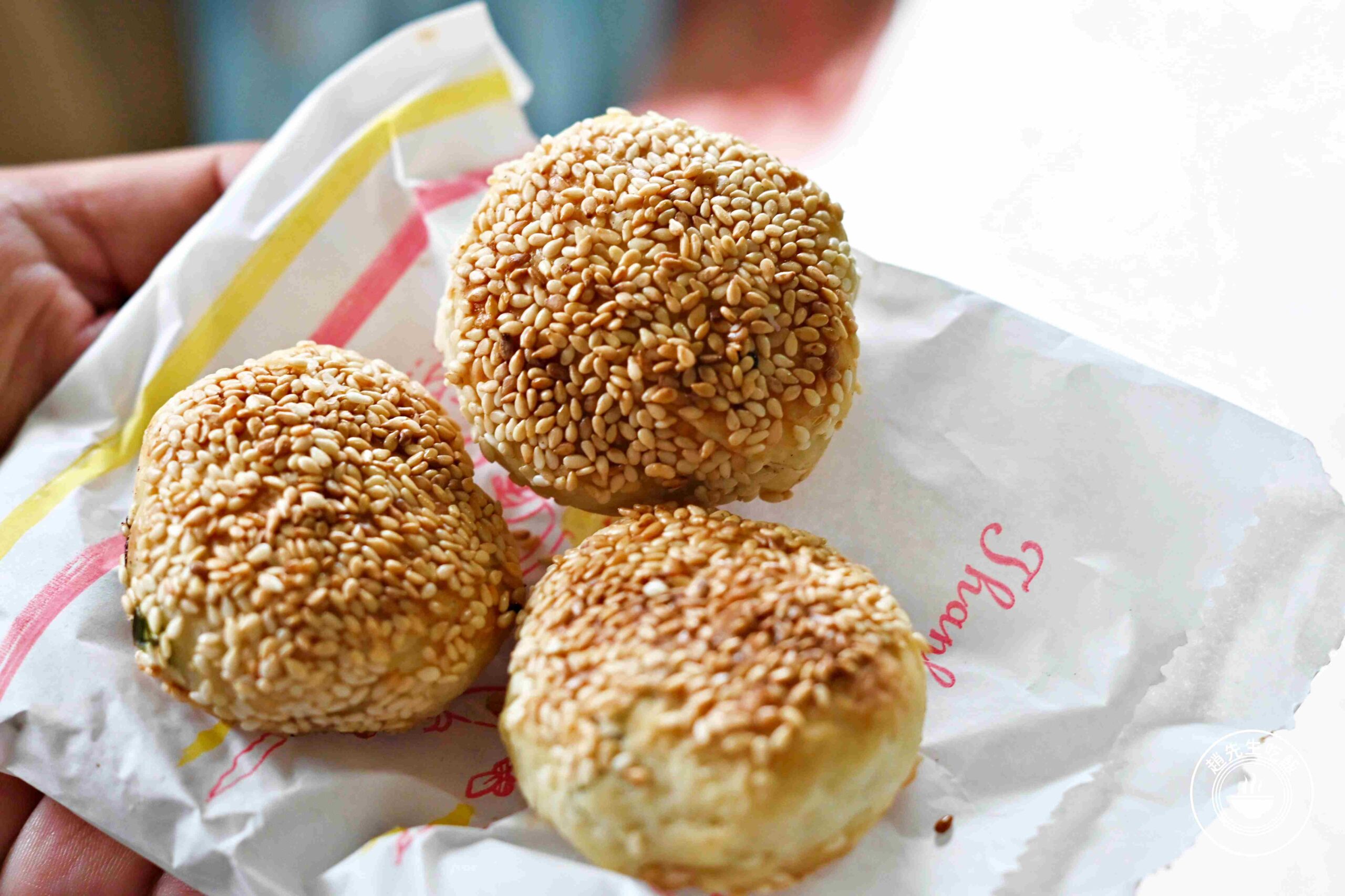 【南港美食】南港老張炭烤燒餅店，15元酥餅銅板價必吃，胡椒餅多肉又多汁推薦(菜單) @趙先生吃飯