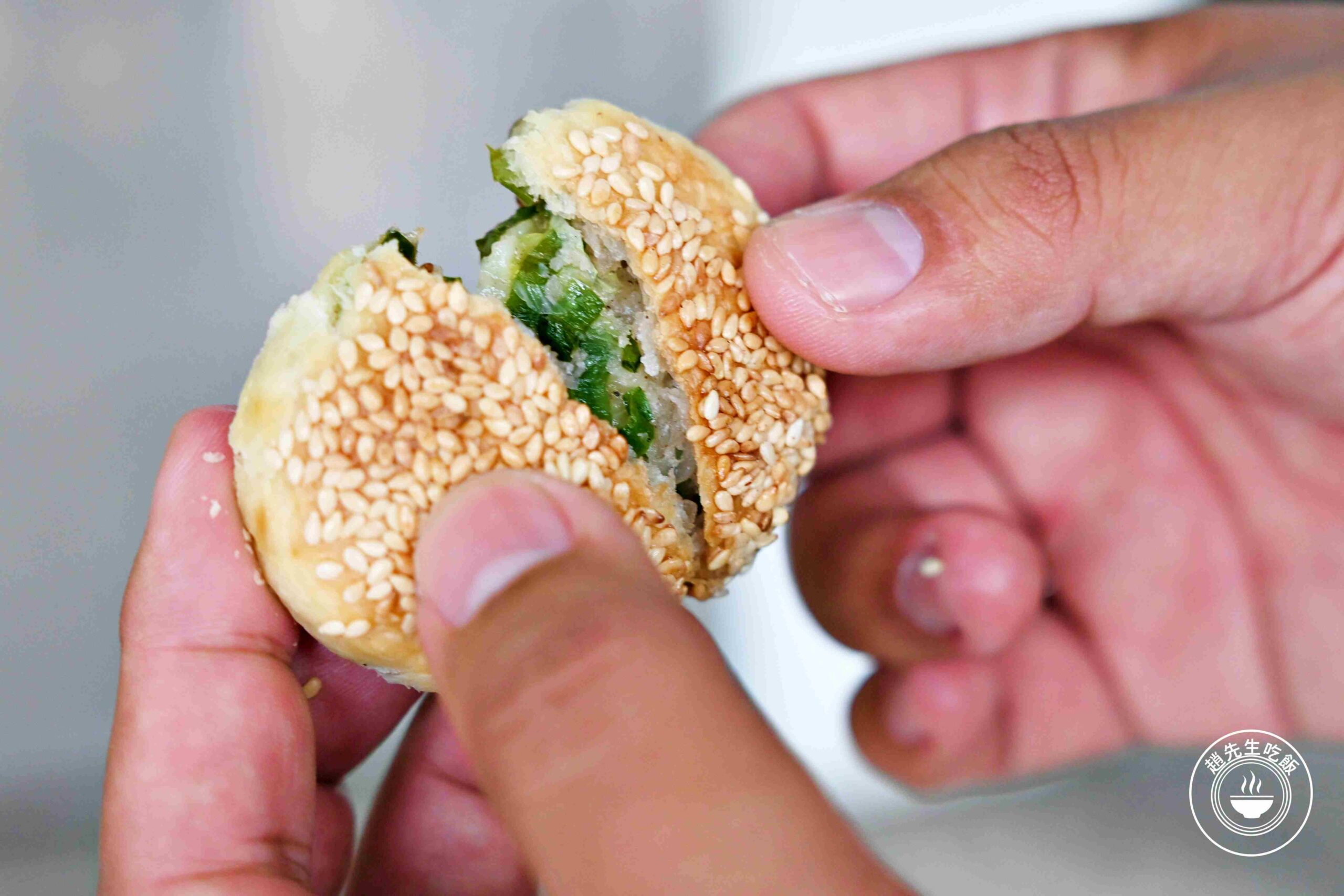 【南港美食】南港老張炭烤燒餅店，15元酥餅銅板價必吃，胡椒餅多肉又多汁推薦(菜單) @趙先生吃飯