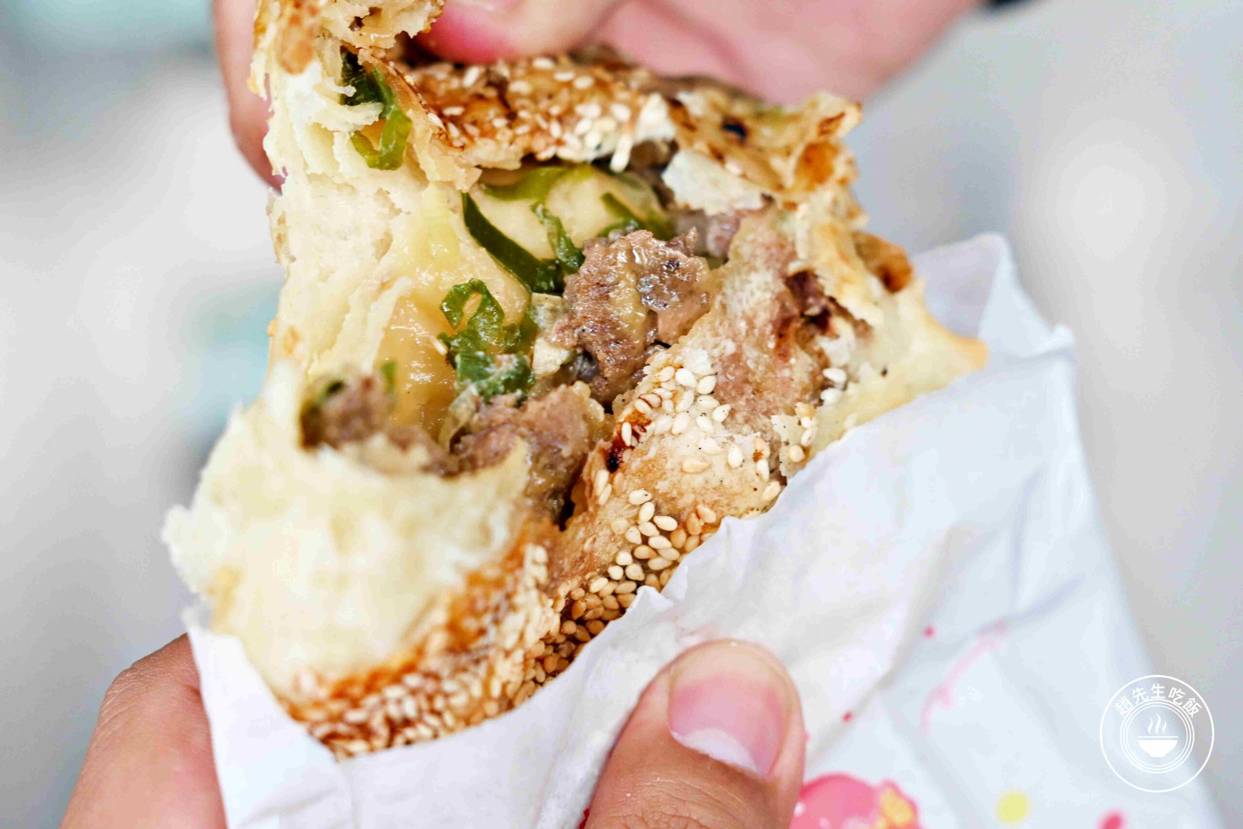 【南港美食】南港老張炭烤燒餅店，15元酥餅銅板價必吃，胡椒餅多肉又多汁推薦(菜單) @趙先生吃飯