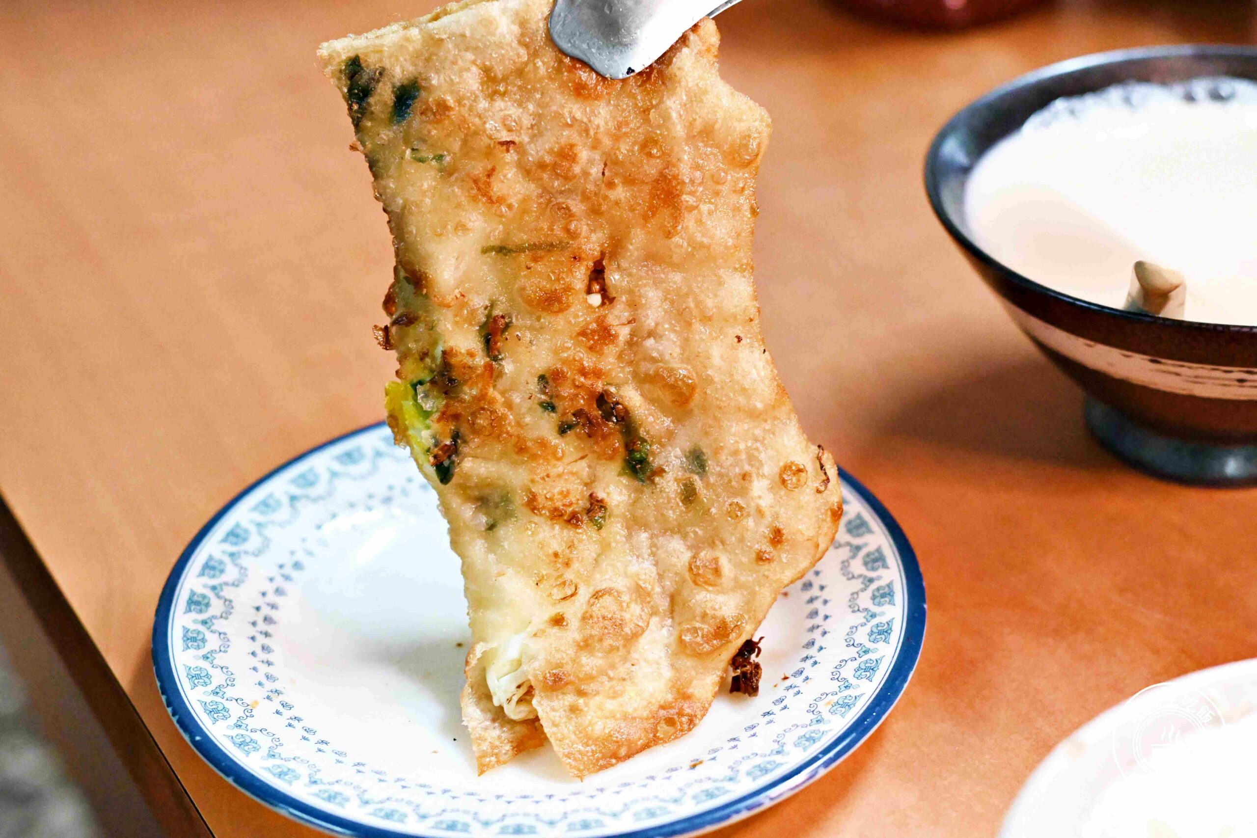 【三重美食】仁愛豆漿店、鐵夾蛋餅,躲在巷弄裡的酥脆半煎炸蛋餅有夠香推薦(菜單) @趙先生吃飯 【三重美食】仁愛豆漿店、鐵夾蛋餅,躲在巷弄裡的酥脆半煎炸蛋餅有夠香推薦(菜單) @趙先生吃飯