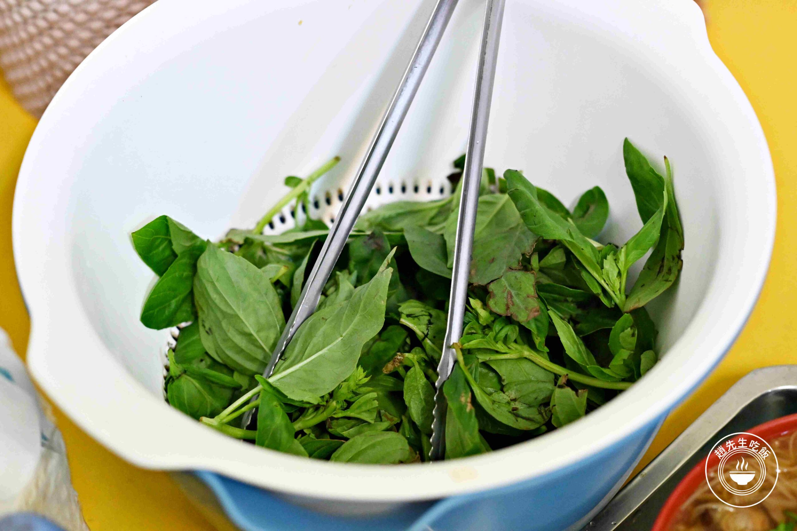 【三重美食】三重橋頭麵線，500碗推薦！蚵仔無敵大，九層塔隨便加吃到爽推薦(菜單) @趙先生吃飯