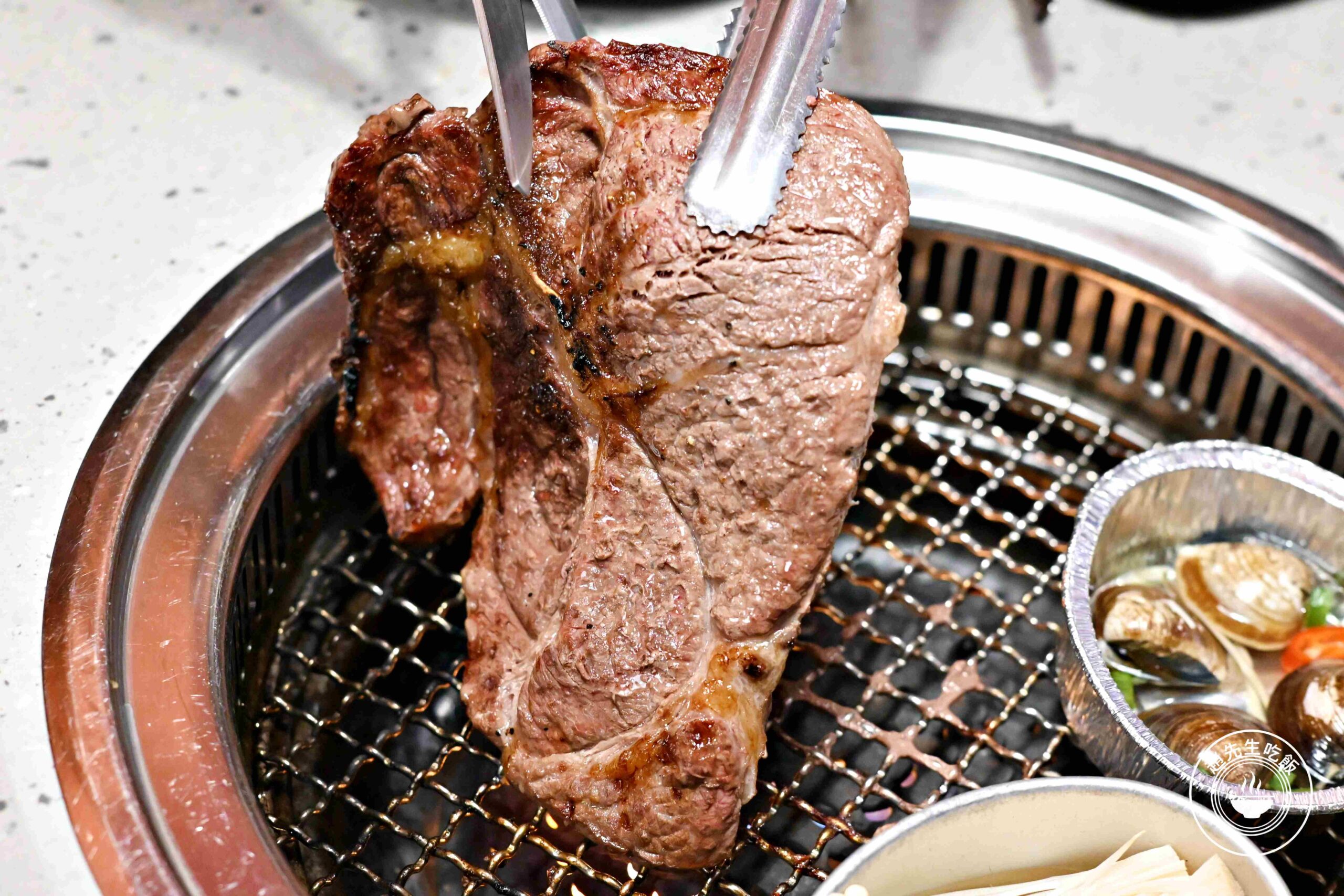【新莊美食】Oh ! Yaki 精緻燒肉吃到飽-新莊店，16oz牛排、M9和牛隨你吃推薦(菜單) @趙先生吃飯