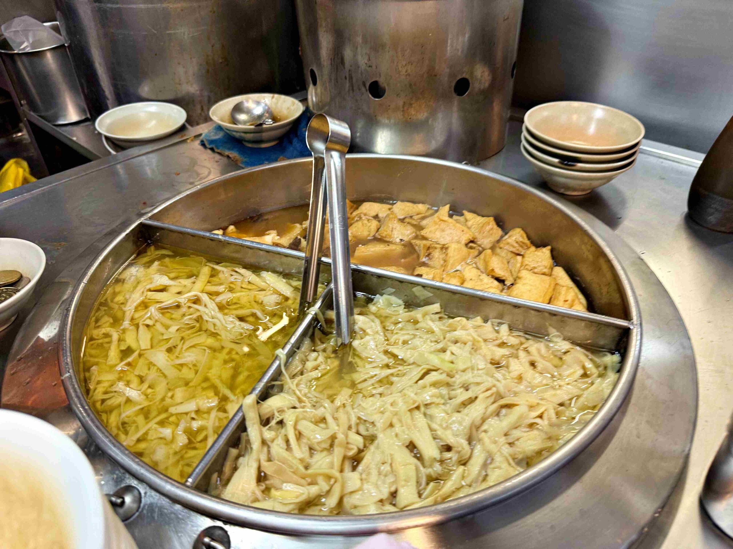 【基隆廟口美食】魯肉飯專家，滷肉飯$35元，狂加滷汁又好吃推薦(菜單) @趙先生吃飯