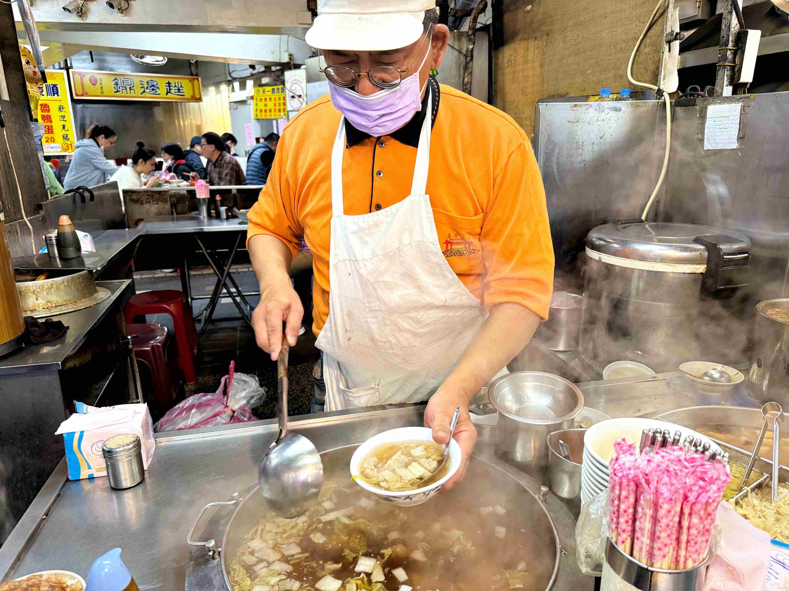 【基隆廟口美食】魯肉飯專家，滷肉飯$35元，狂加滷汁又好吃推薦(菜單) @趙先生吃飯
