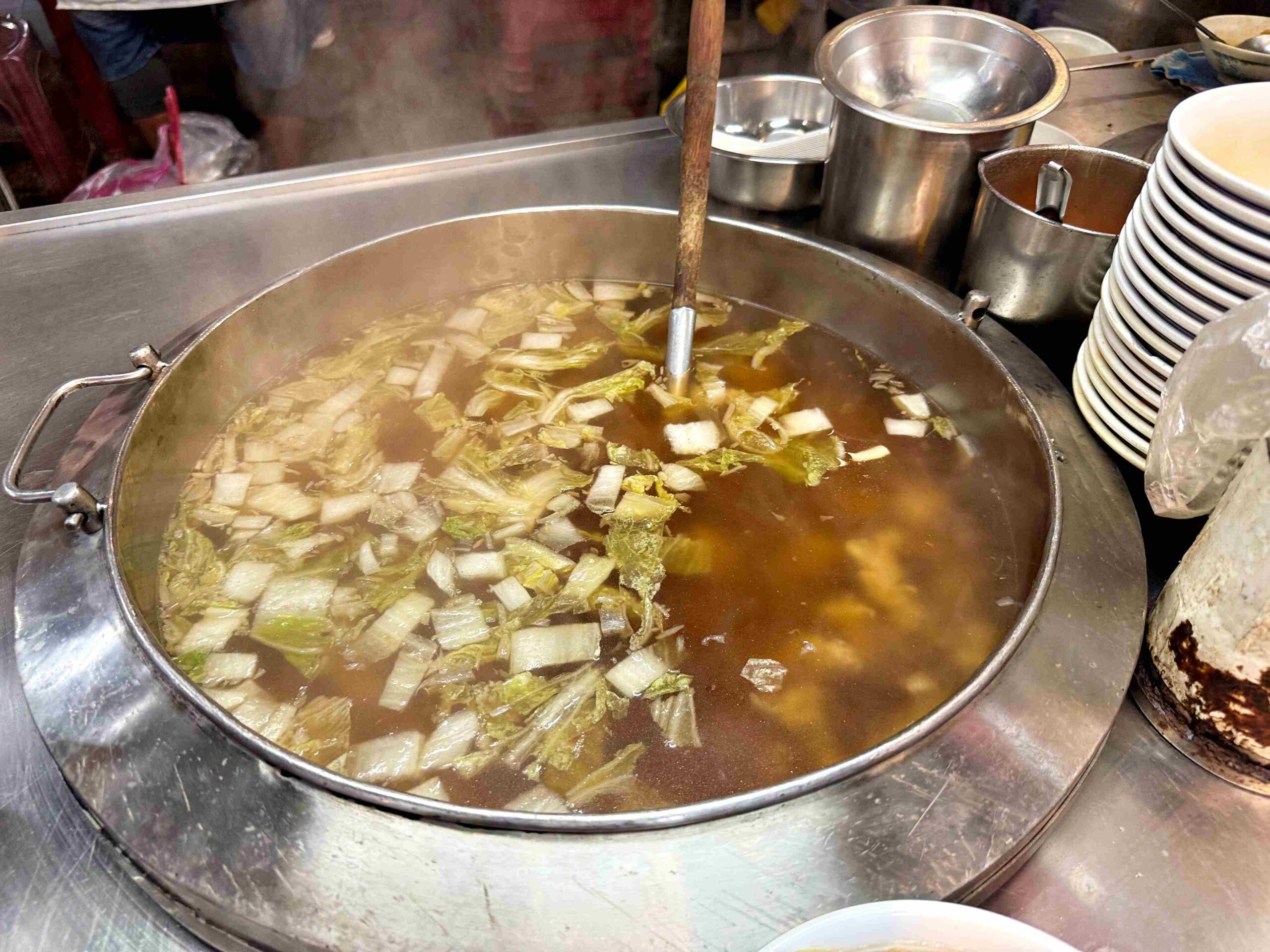 【基隆廟口美食】魯肉飯專家，滷肉飯$35元，狂加滷汁又好吃推薦(菜單) @趙先生吃飯