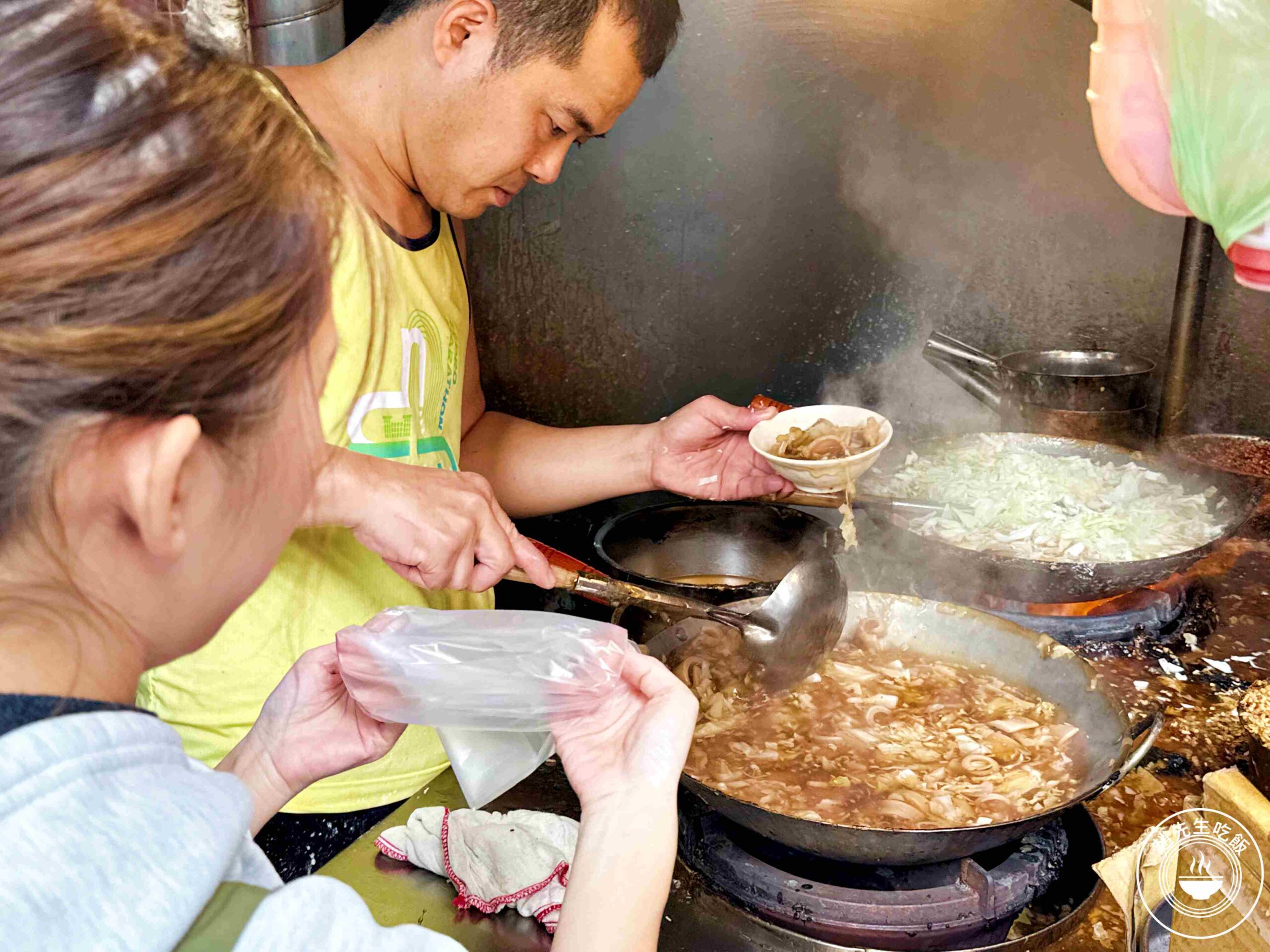 【板橋美食】高記生炒魷魚，府中站50年銅板小吃代表，現炒酸甜湯頭料超多推薦(菜單) @趙先生吃飯