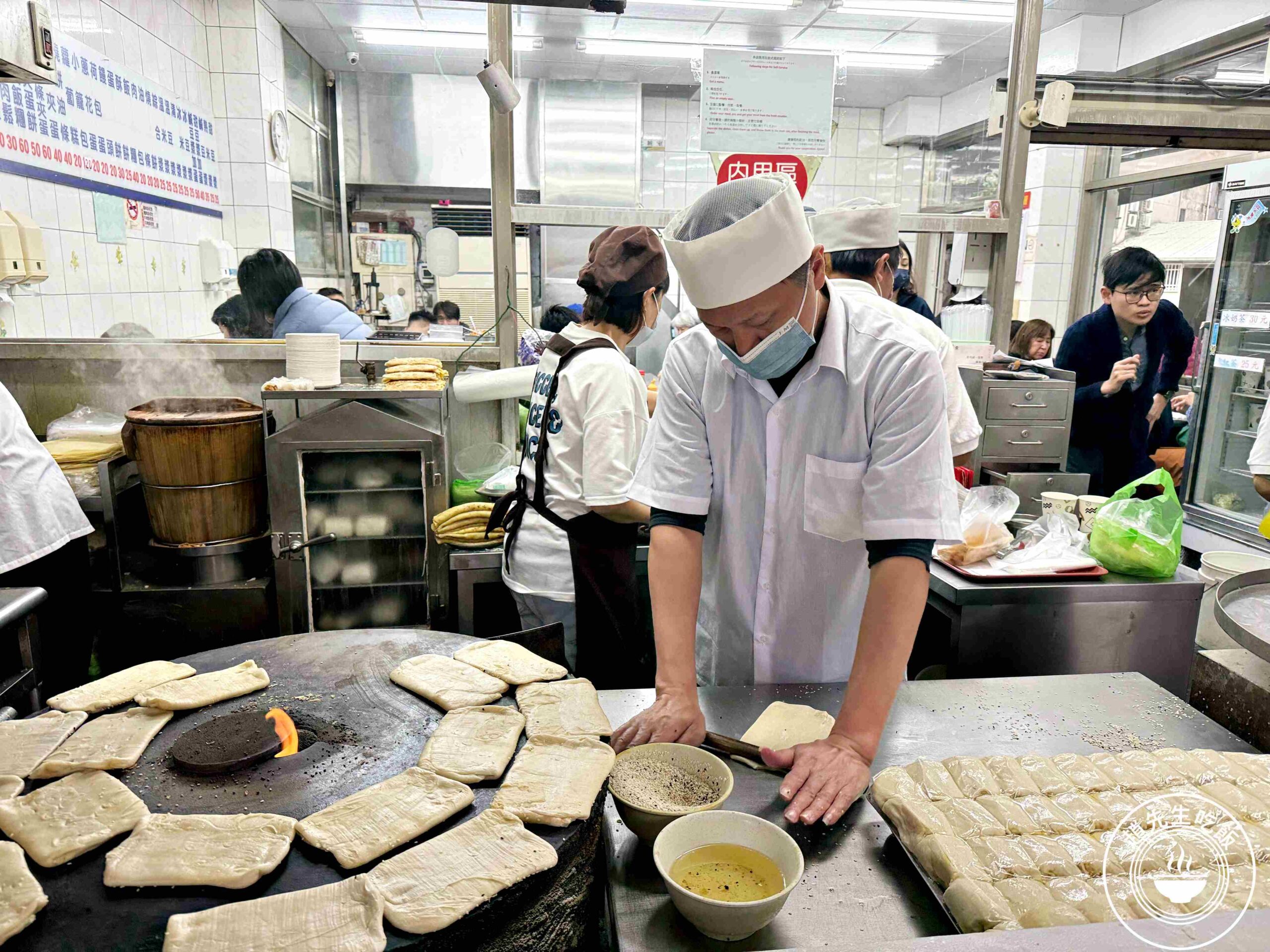 【大安美食】大安永和豆漿大王，現桿麵皮酥脆口感超厚實，推薦燒餅夾蛋、小籠包(菜單) @趙先生吃飯