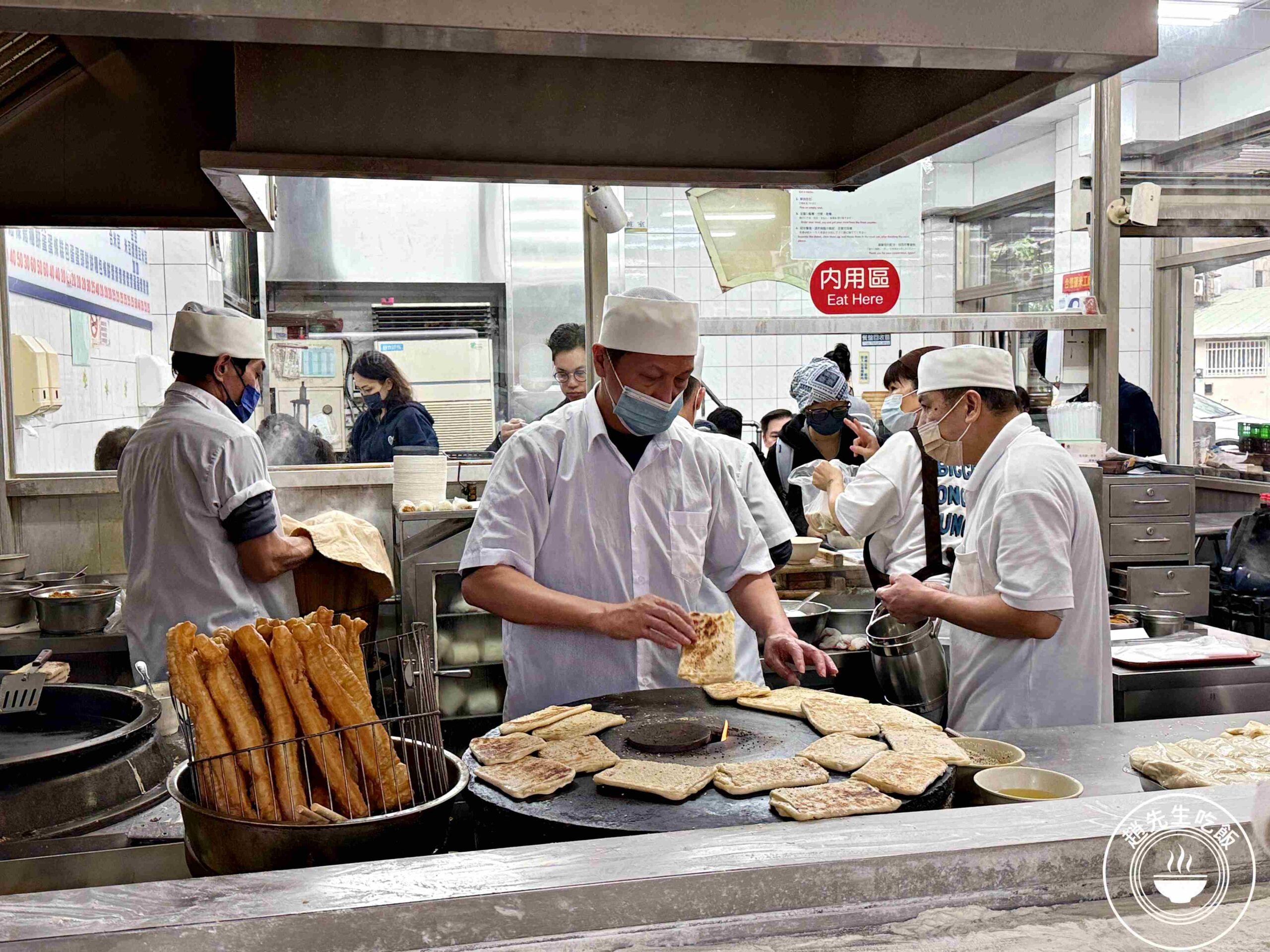 【大安美食】大安永和豆漿大王，現桿麵皮酥脆口感超厚實，推薦燒餅夾蛋、小籠包(菜單) @趙先生吃飯