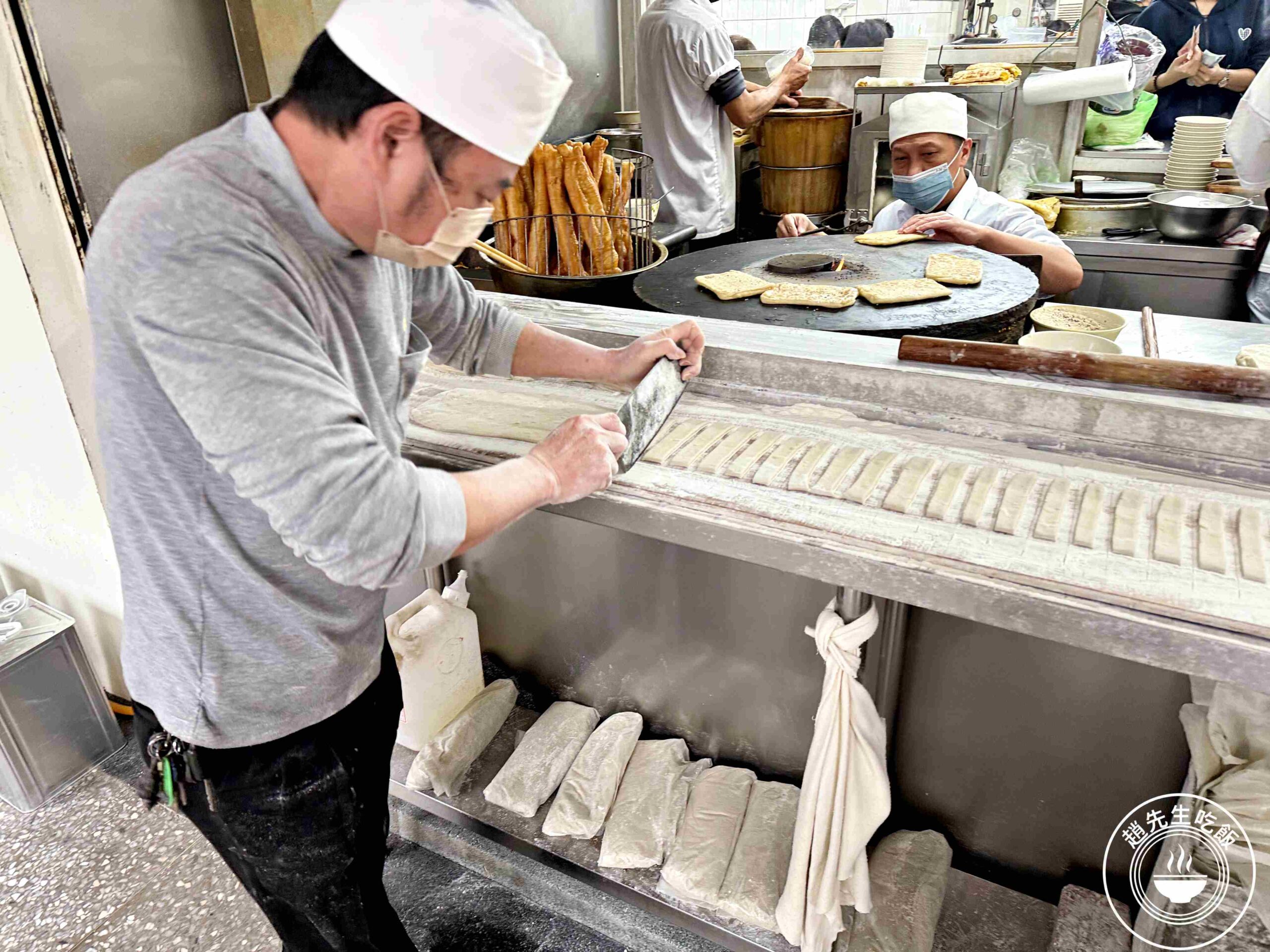 【大安美食】大安永和豆漿大王，現桿麵皮酥脆口感超厚實，推薦燒餅夾蛋、小籠包(菜單) @趙先生吃飯