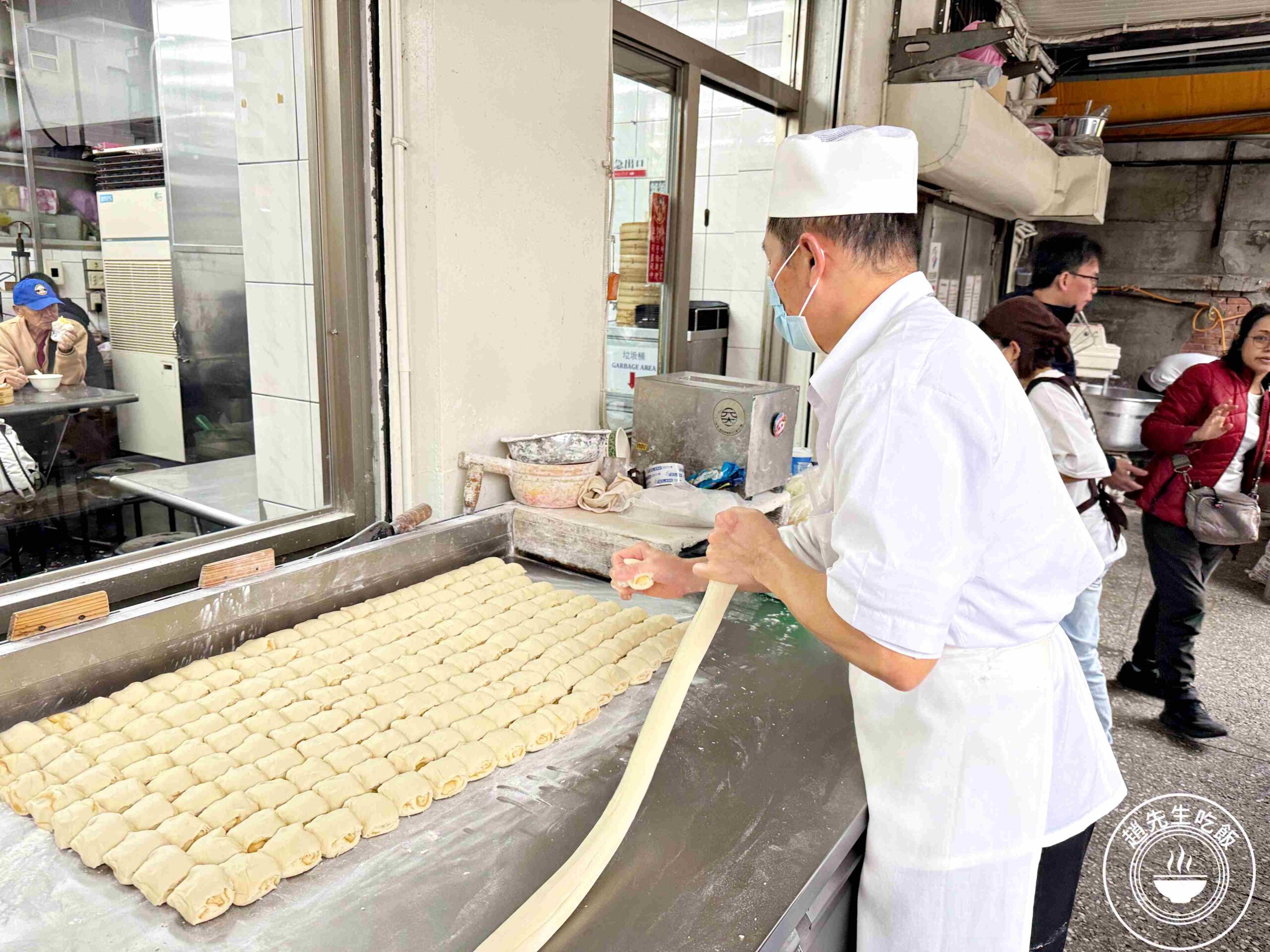 【大安美食】大安永和豆漿大王，現桿麵皮酥脆口感超厚實，推薦燒餅夾蛋、小籠包(菜單) @趙先生吃飯