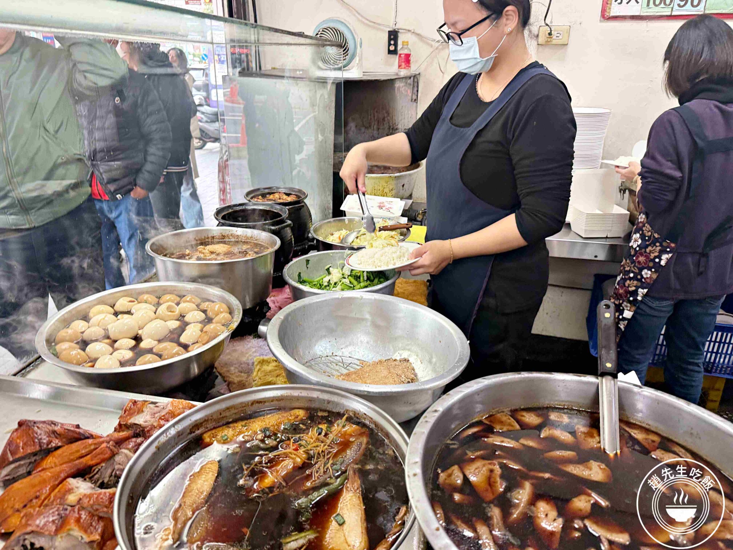 【蘆洲美食】梁記焢肉飯，雞腿、排骨百元，味增紫菜湯喝到飽便當店推薦(菜單) @趙先生吃飯