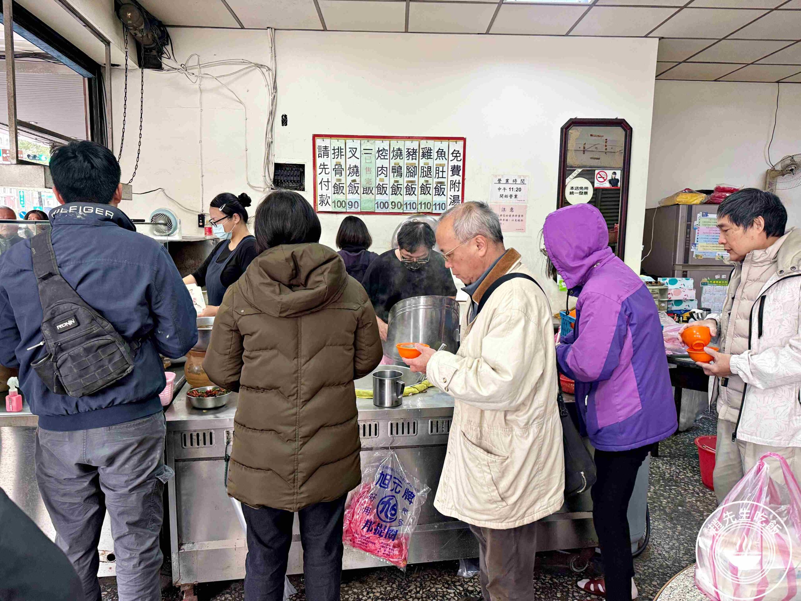 【蘆洲美食】梁記焢肉飯，雞腿、排骨百元，味增紫菜湯喝到飽便當店推薦(菜單) @趙先生吃飯