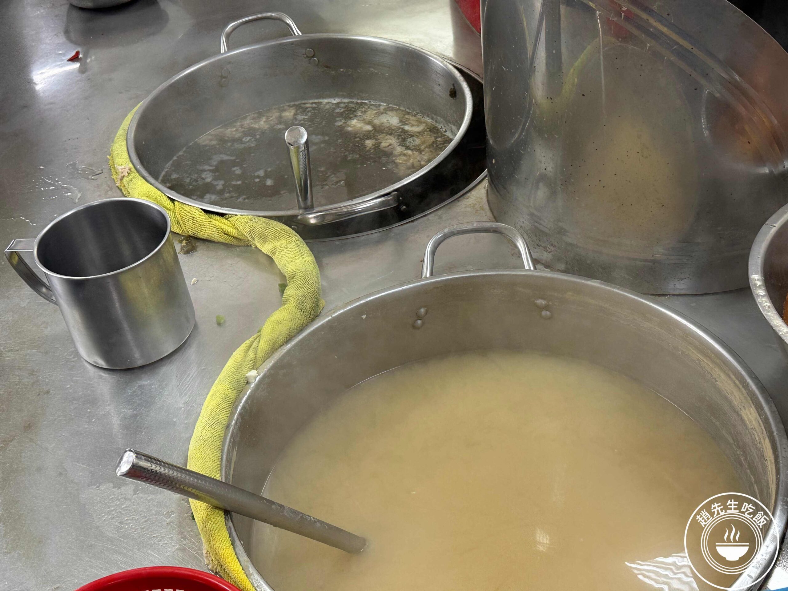 【蘆洲美食】梁記焢肉飯，雞腿、排骨百元，味增紫菜湯喝到飽便當店推薦(菜單) @趙先生吃飯