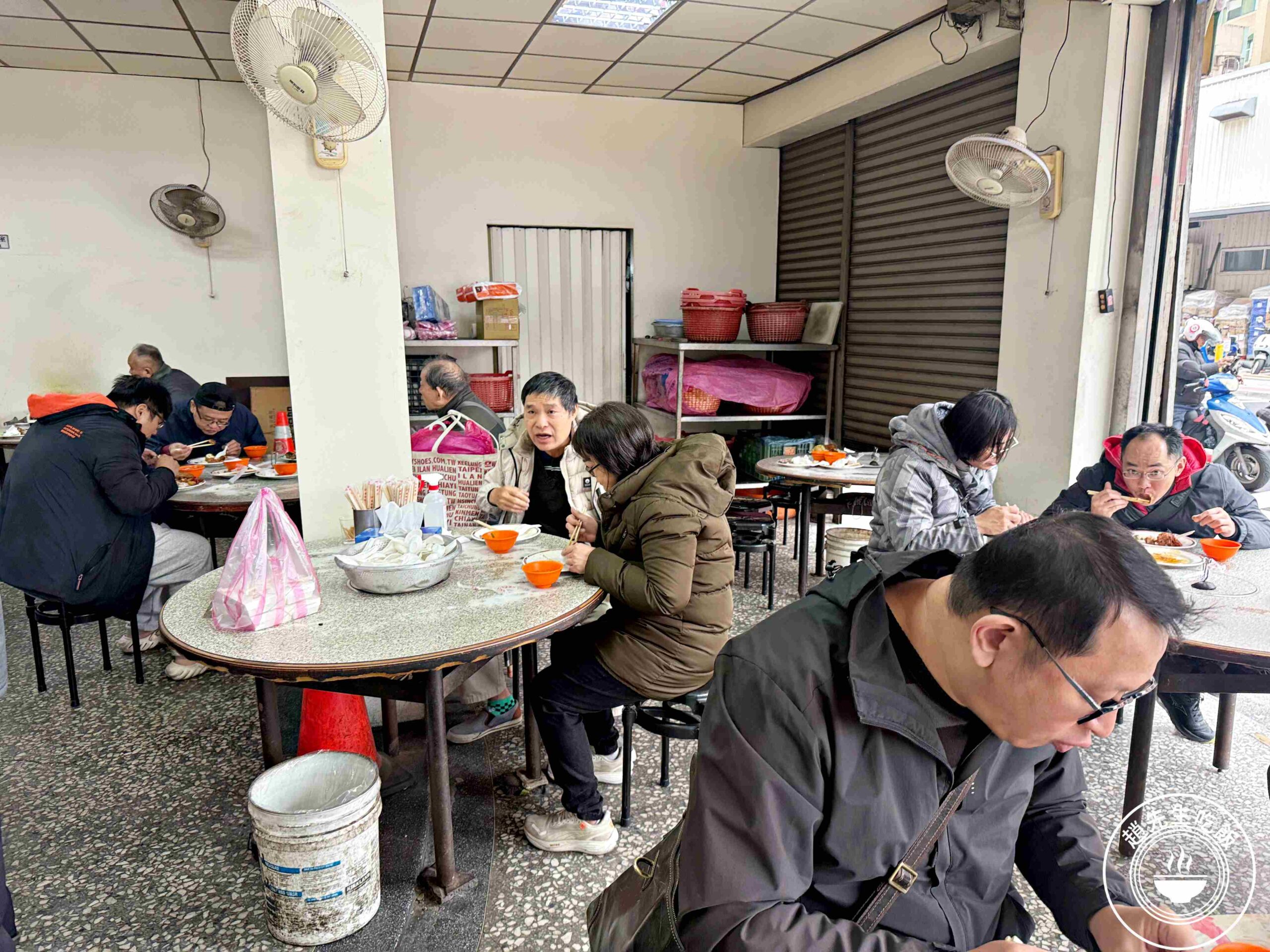 【蘆洲美食】梁記焢肉飯，雞腿、排骨百元，味增紫菜湯喝到飽便當店推薦(菜單) @趙先生吃飯