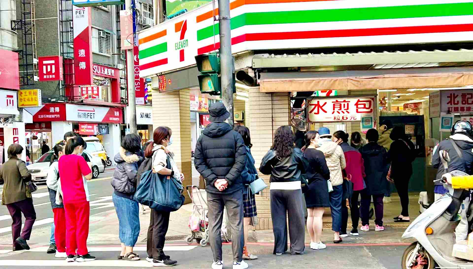 【石牌美食】ㄚ川水煎包，在地人排隊的8元老店，高麗菜蝦米香非常厲害(菜單) @趙先生吃飯