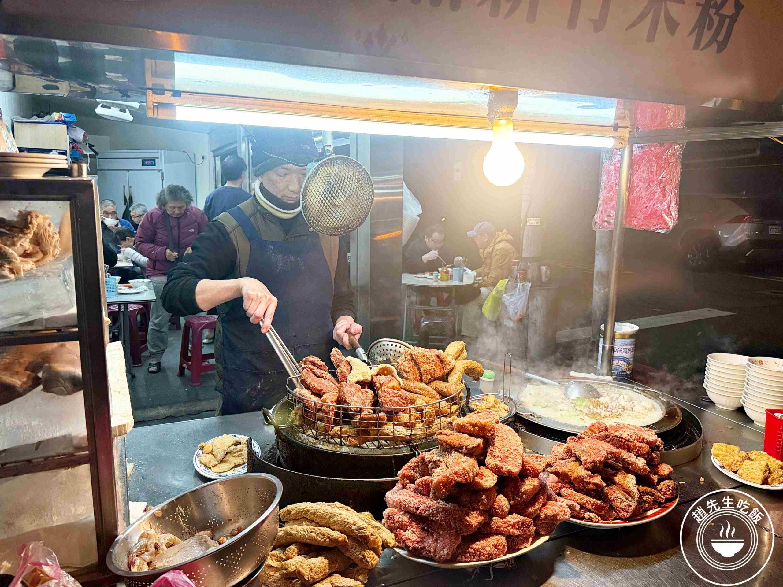 【大橋頭美食】旗魚新竹米粉，超便宜小吃！半夜還在排隊!(推薦) @趙先生吃飯