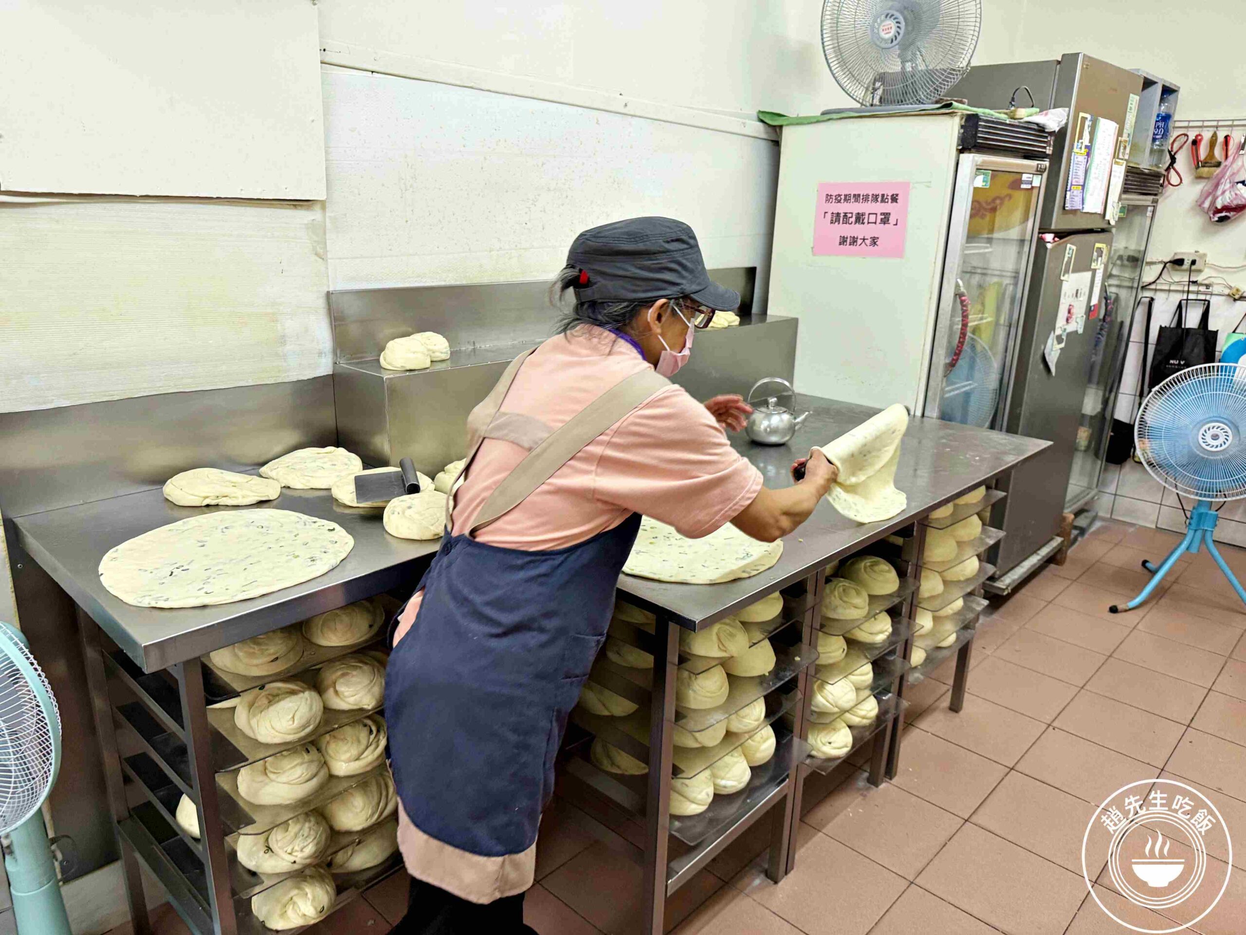 【天母美食】忠誠山東蔥油餅，此燈亮有餅傳奇老店，在地人從小吃到大推薦(菜單) @趙先生吃飯